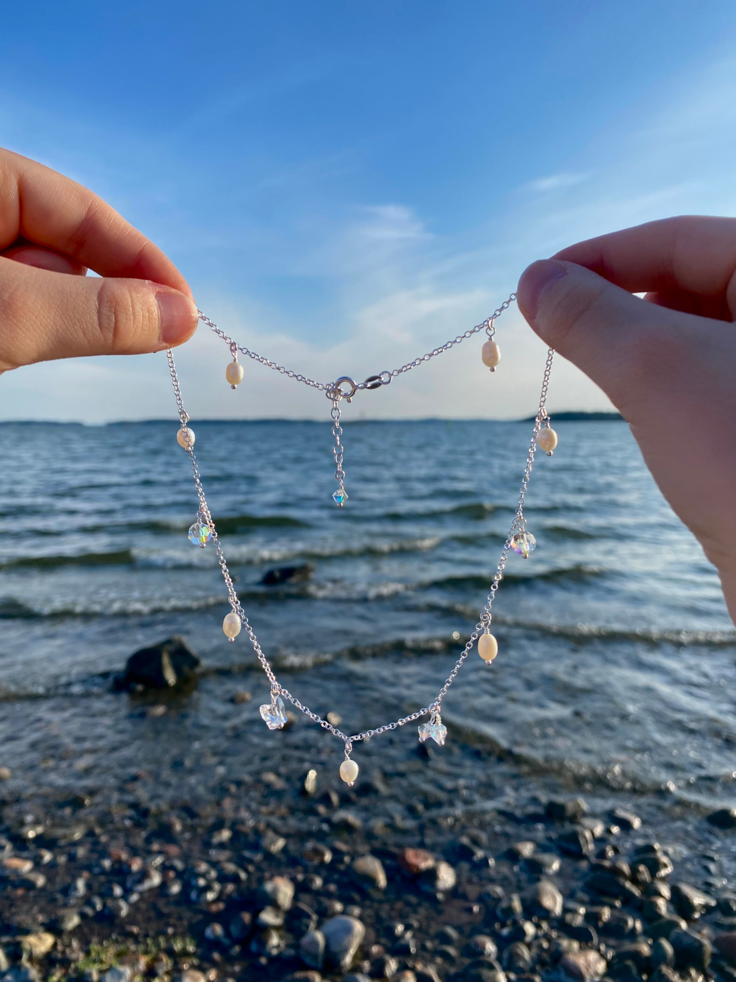 Kolme kaulakorua altaan reunalla