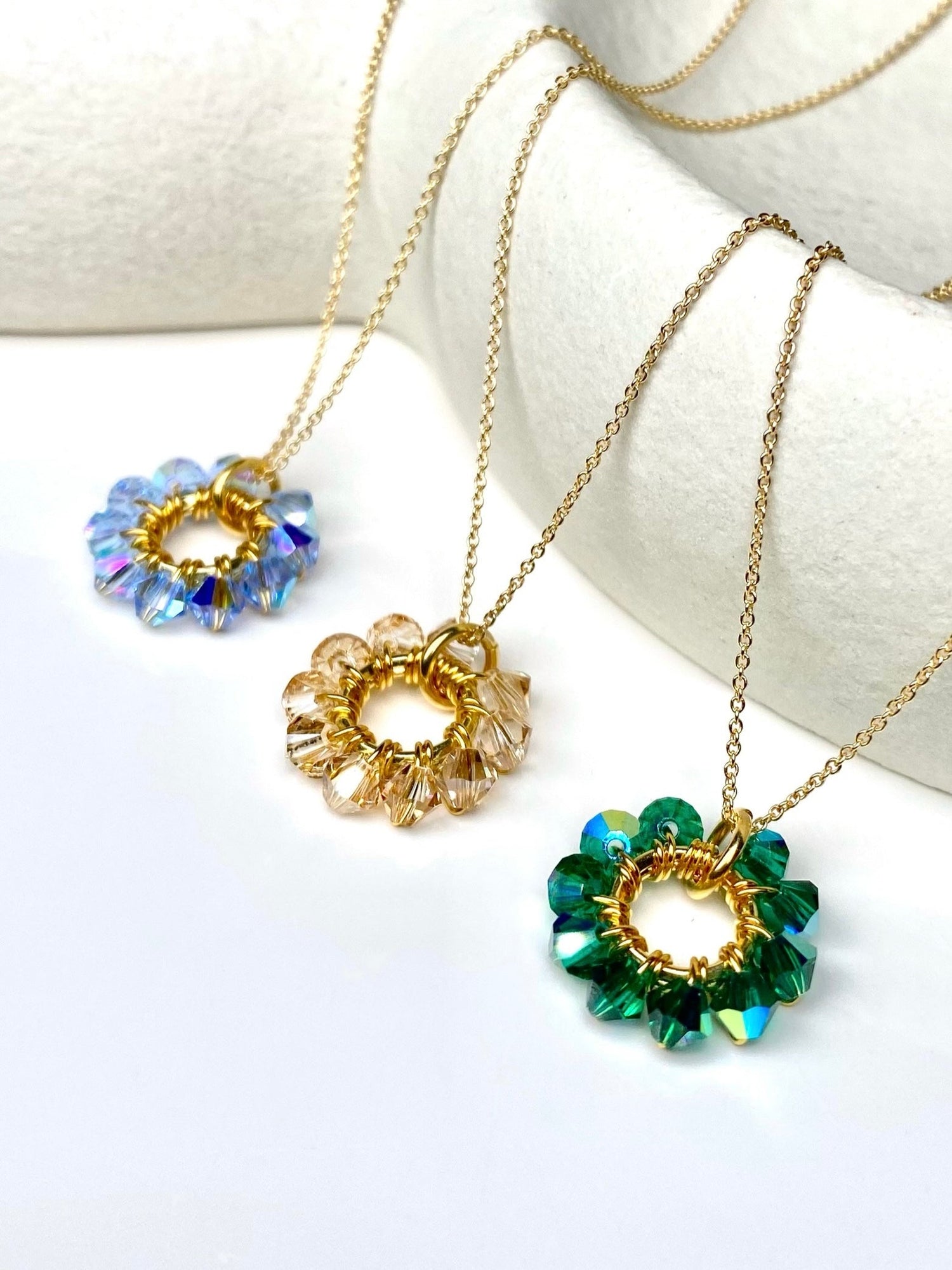 Kolme kaulakorua altaan reunalla