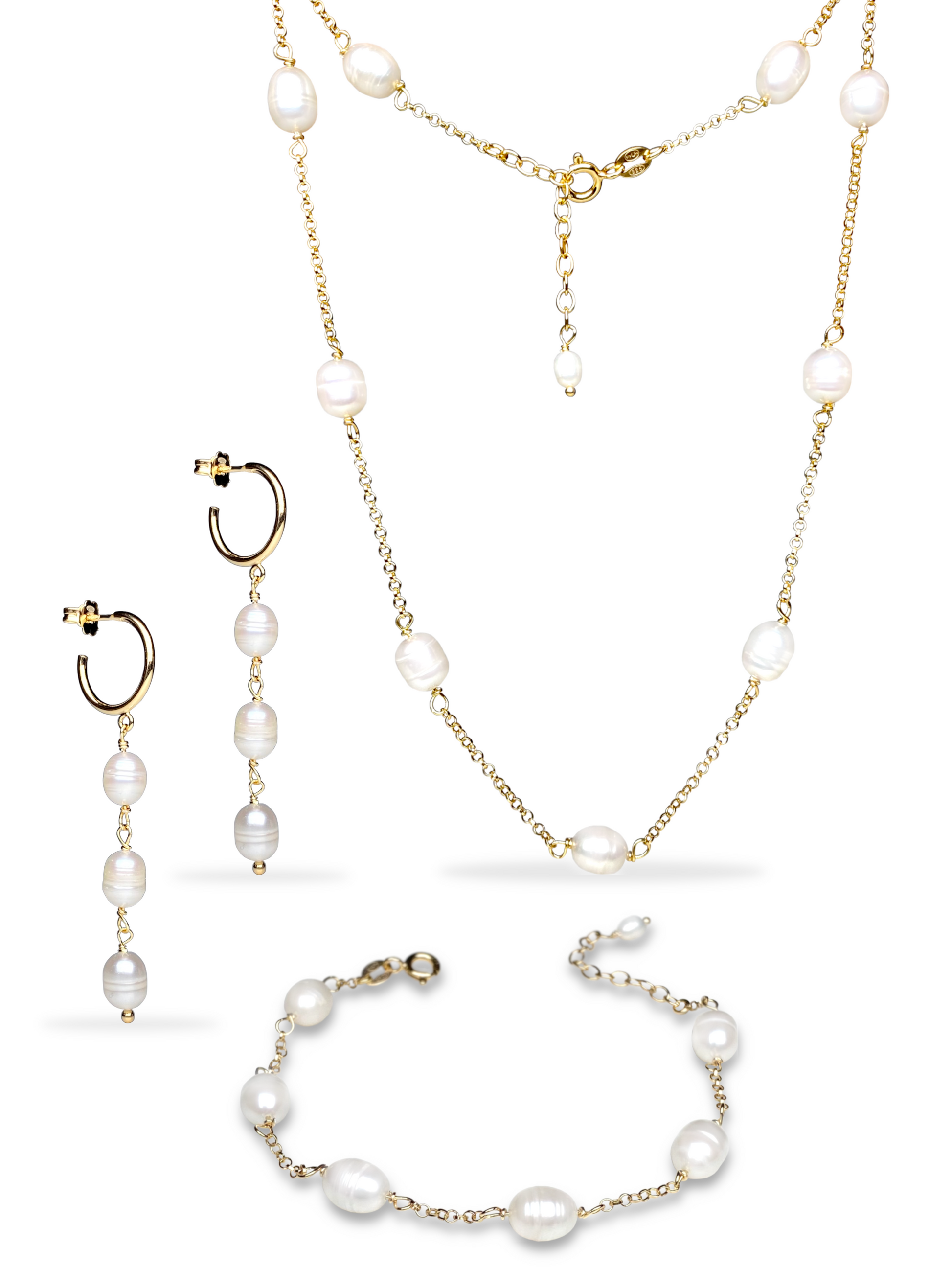 Studiokuva kultaisesta korusetistä, koristeltu makeanvedenhelmillä