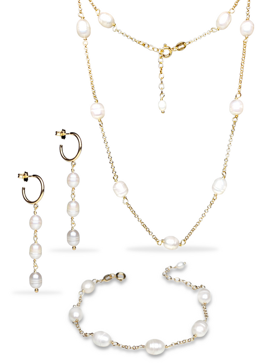 Studiokuva kultaisesta korusetistä, koristeltu makeanvedenhelmillä