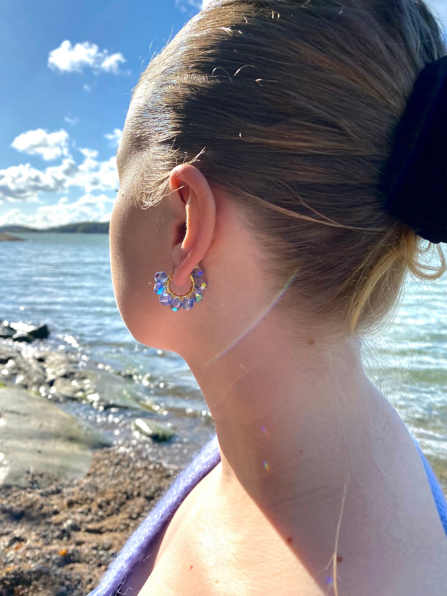 Pikkurenkaat-korvakorut, vaaleansininen, kullattu hopea