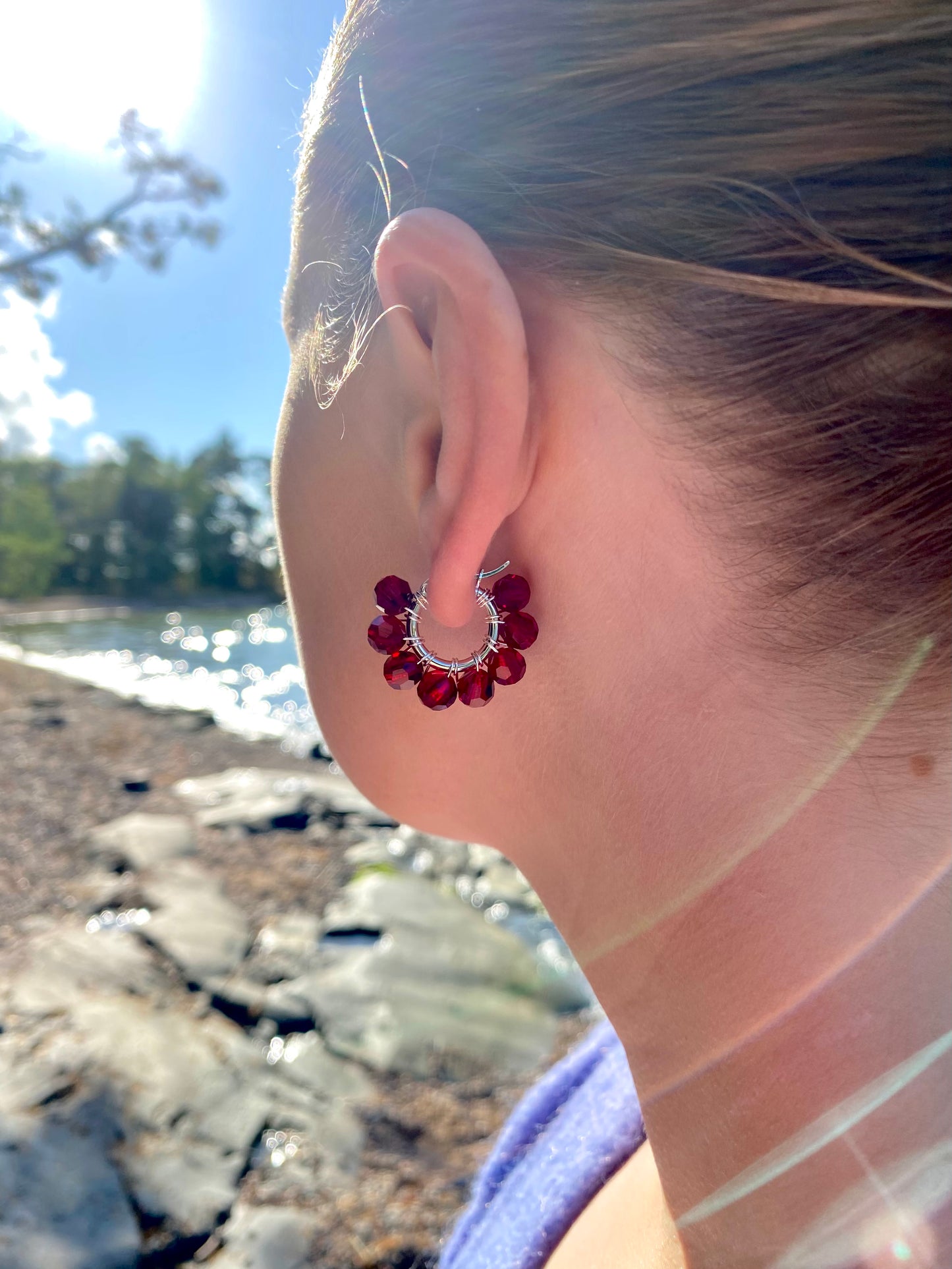 Pikkurenkaat-korvakorut, tummanpunainen, hopea