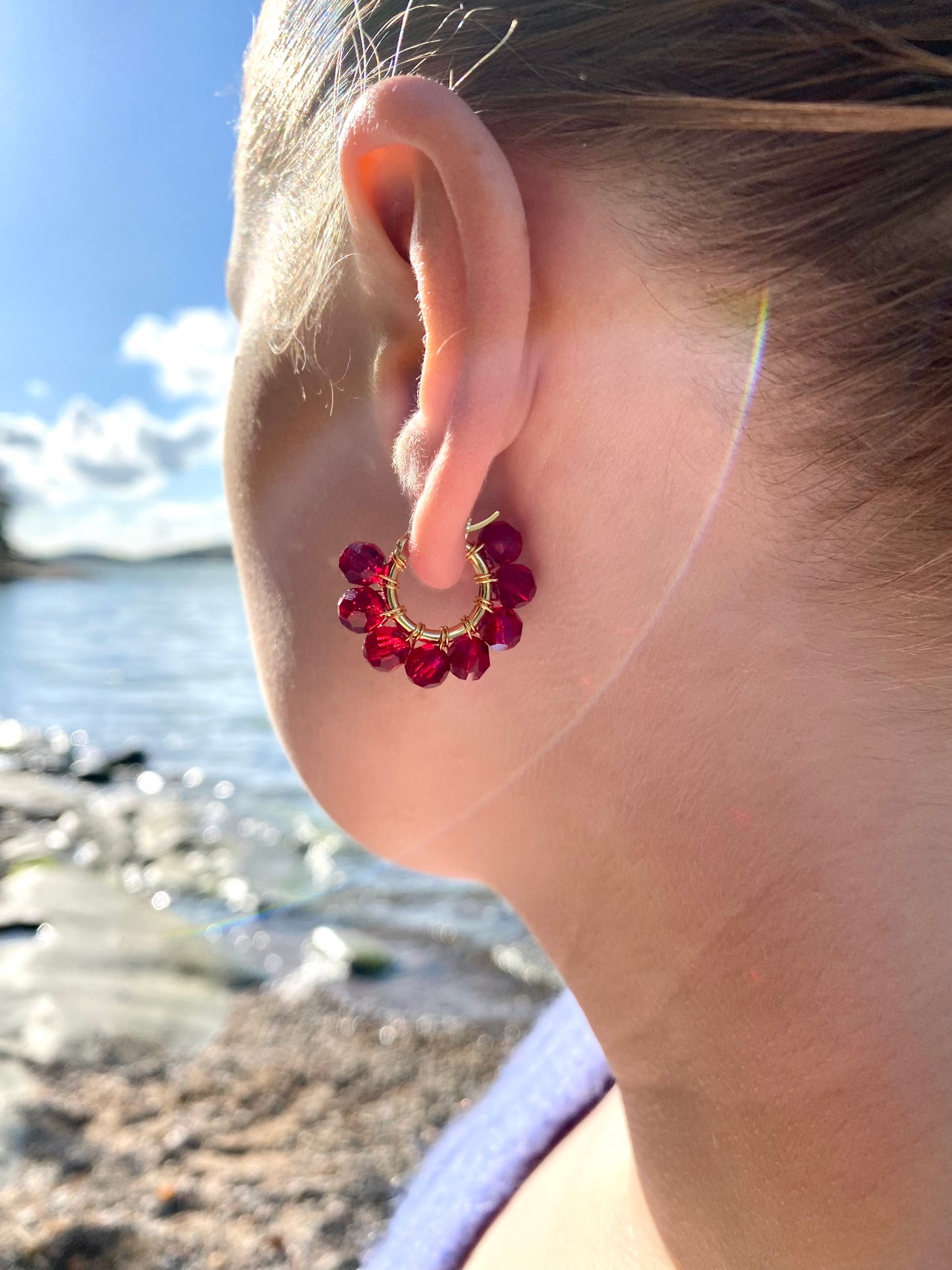 Pikkurenkaat-korvakorut, tummanpunainen, kullattu hopea