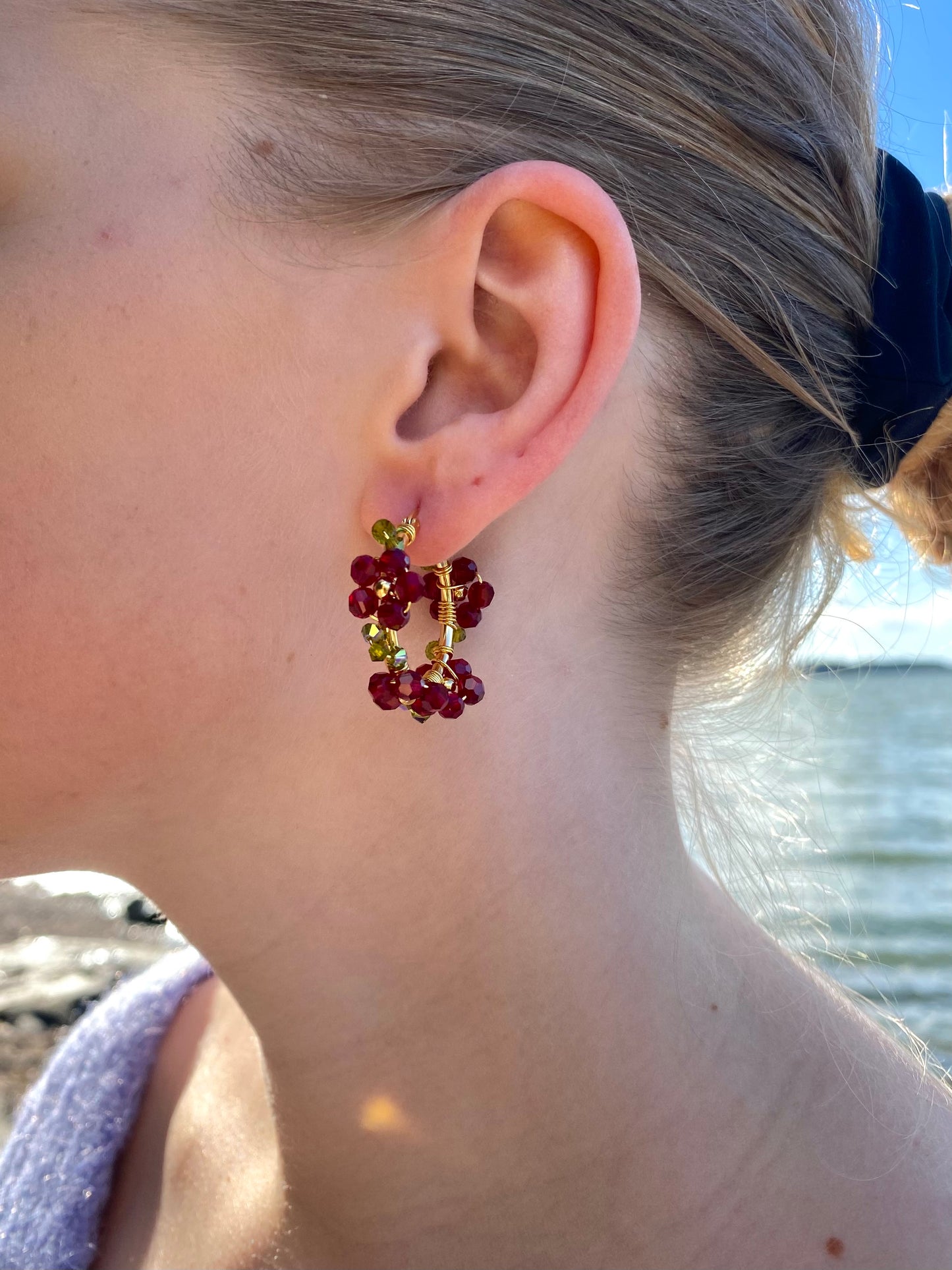 Kristalliniitty-korvakorut, tummanpunainen, kullattu hopea