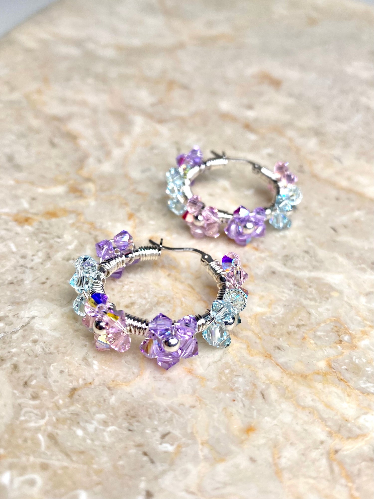 Pastellinsävyiset hopeiset kukkakorvakorut