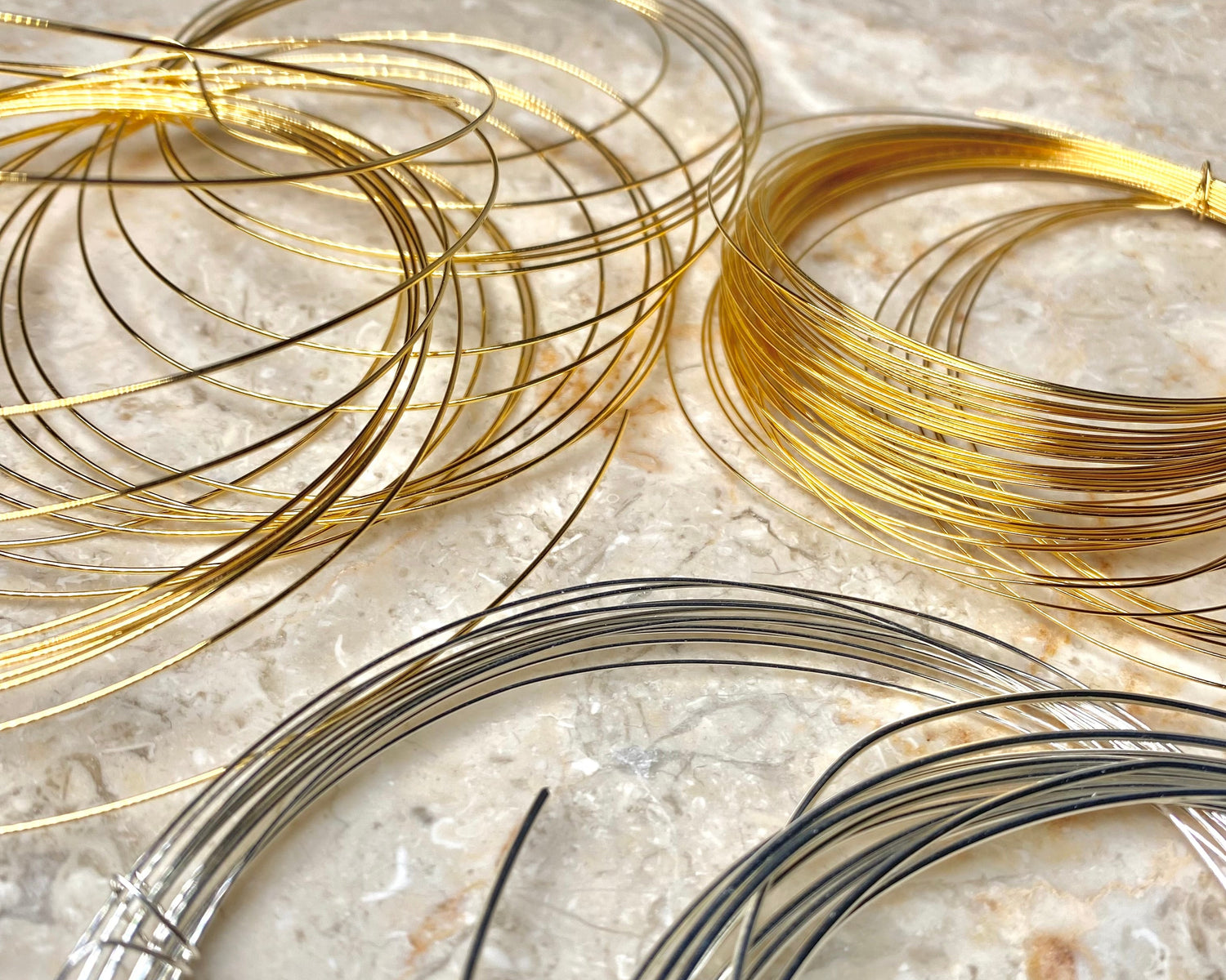 Kultainen ja hopea metallilanka