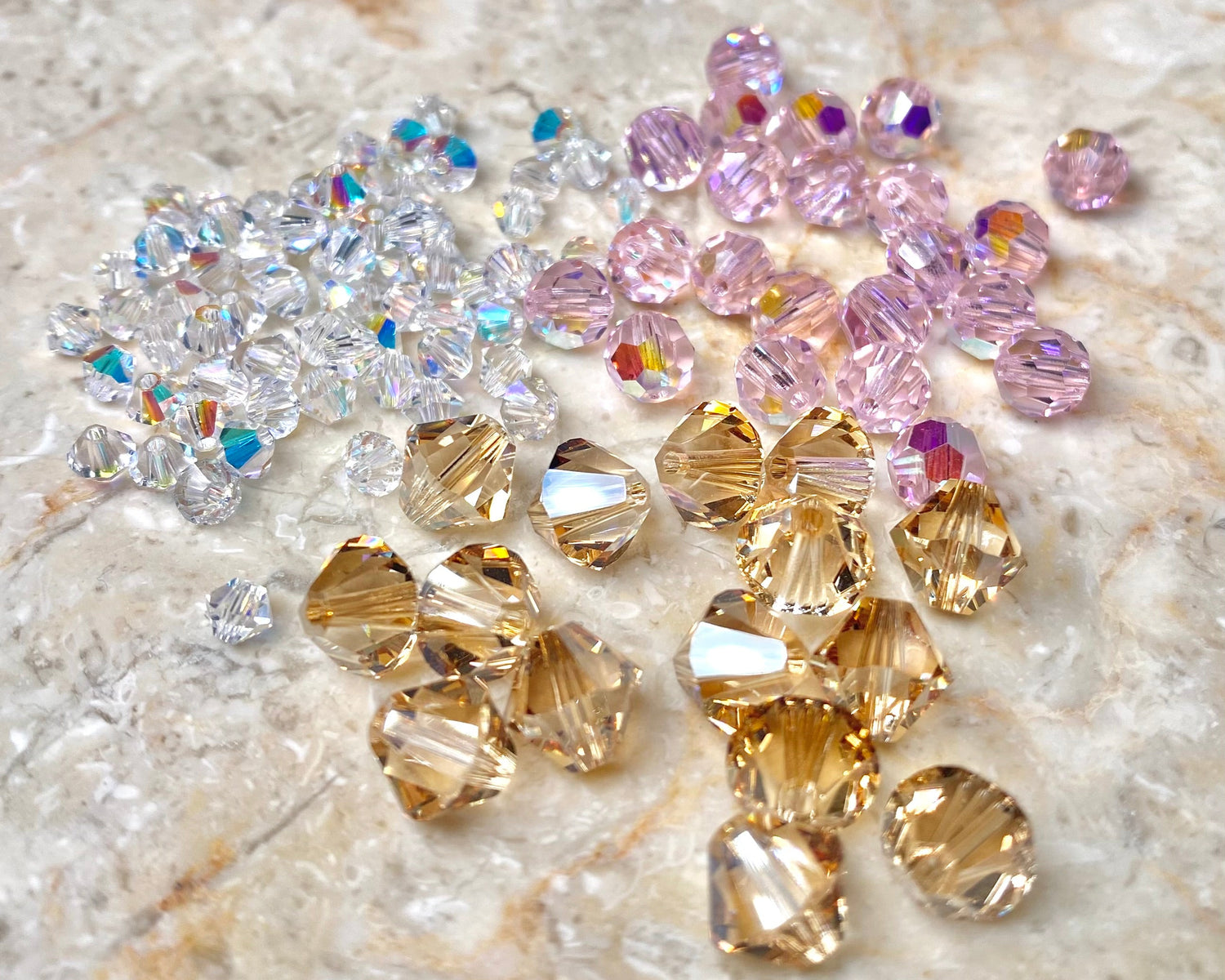 Kirkkaita, vaaleanpunaisia ja beigejä kristallihelmiä