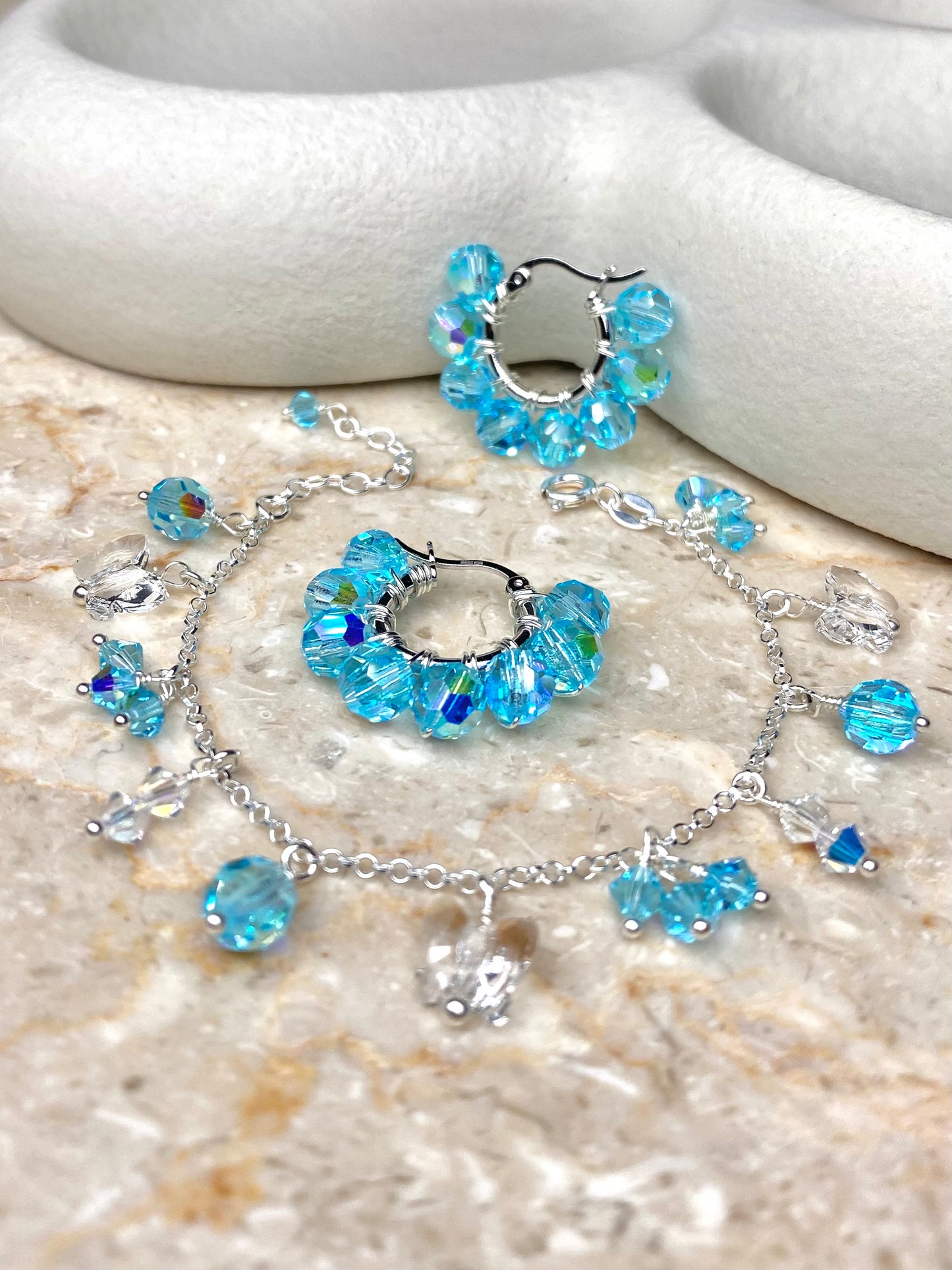 Turkoosi hopeinen korusetti, jossa on korvakorut ja rannekoru