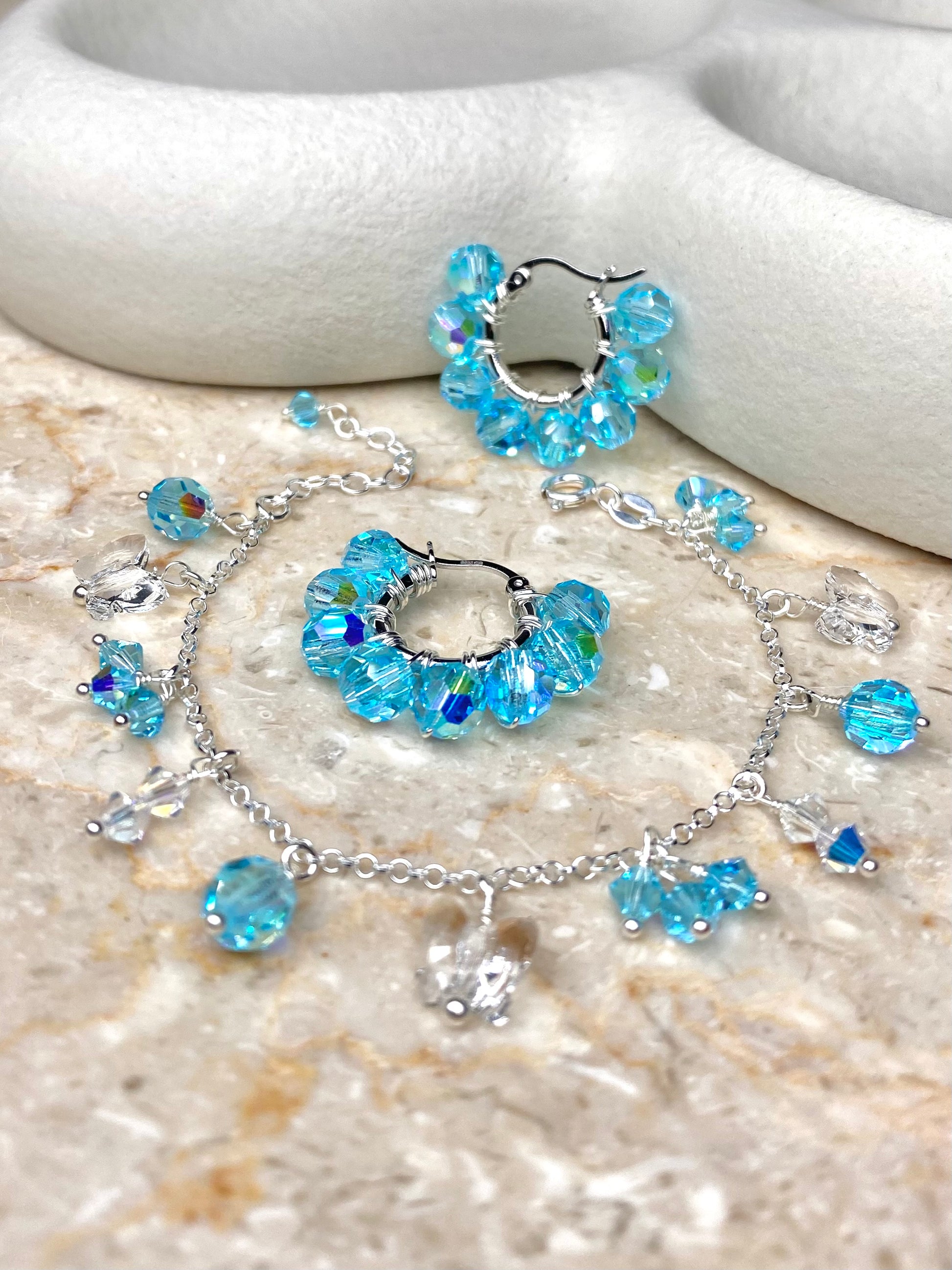 Turkoosi hopeinen korusetti, jossa on korvakorut ja rannekoru