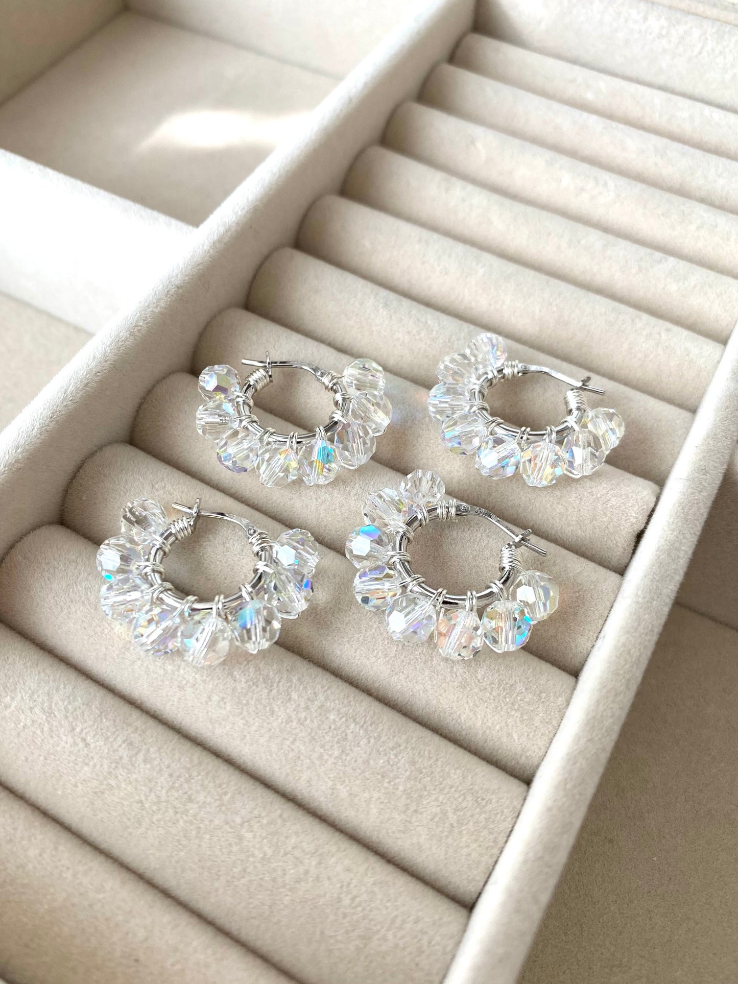 Valkoiset hopeiset korvakorut