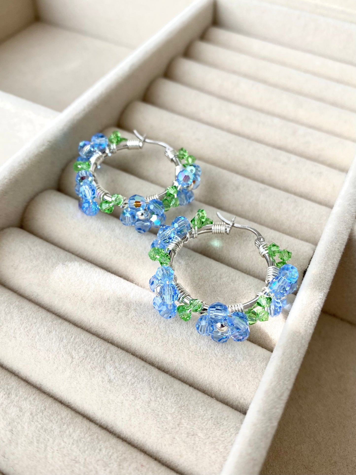 Kristalliniitty-korvakorut, vaaleansininen, hopea