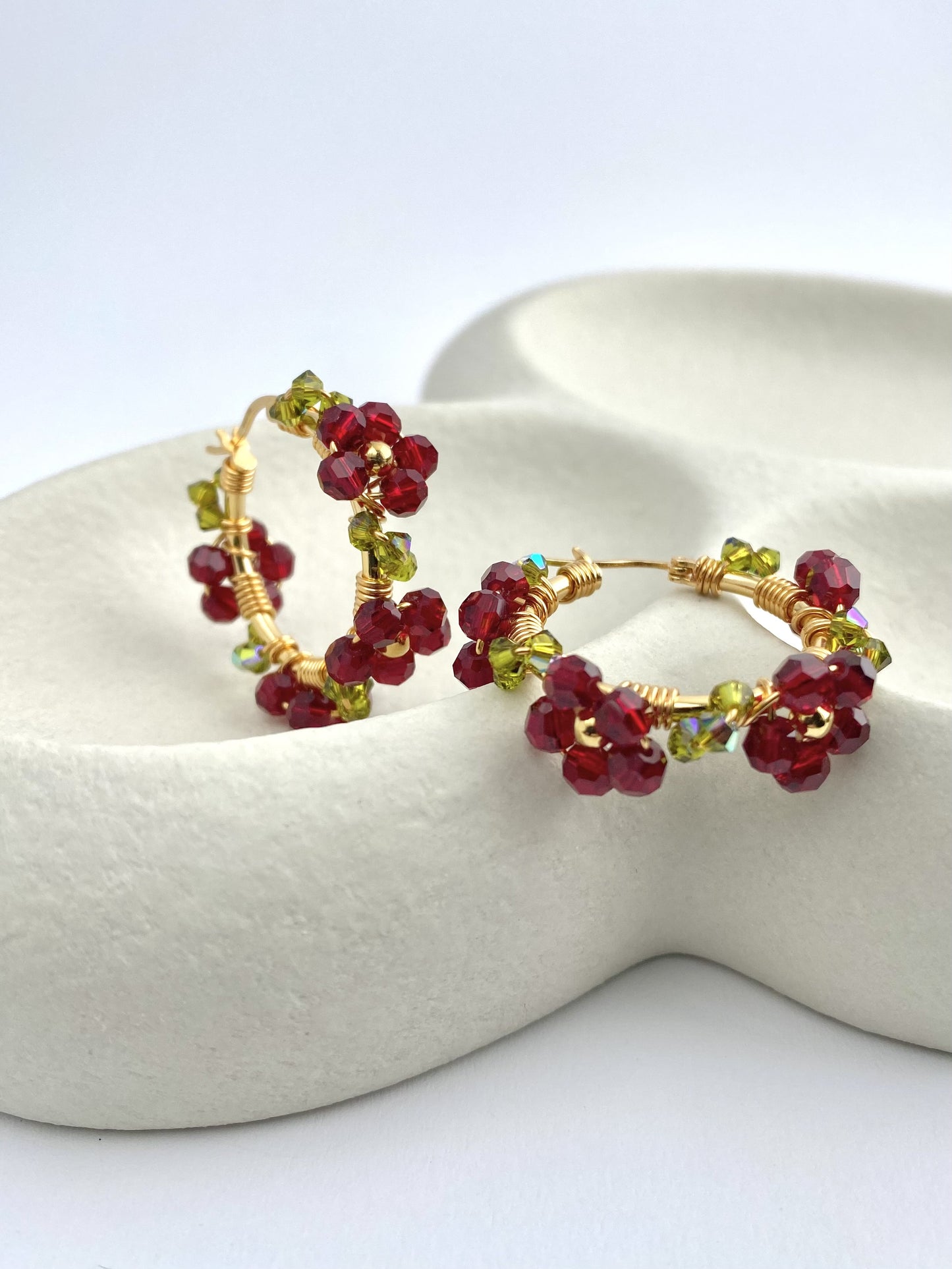 Kristalliniitty-korvakorut, tummanpunainen, kullattu hopea