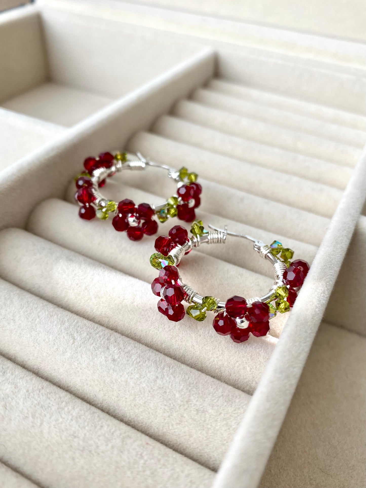 Kristalliniitty-korvakorut, tummanpunainen, hopea