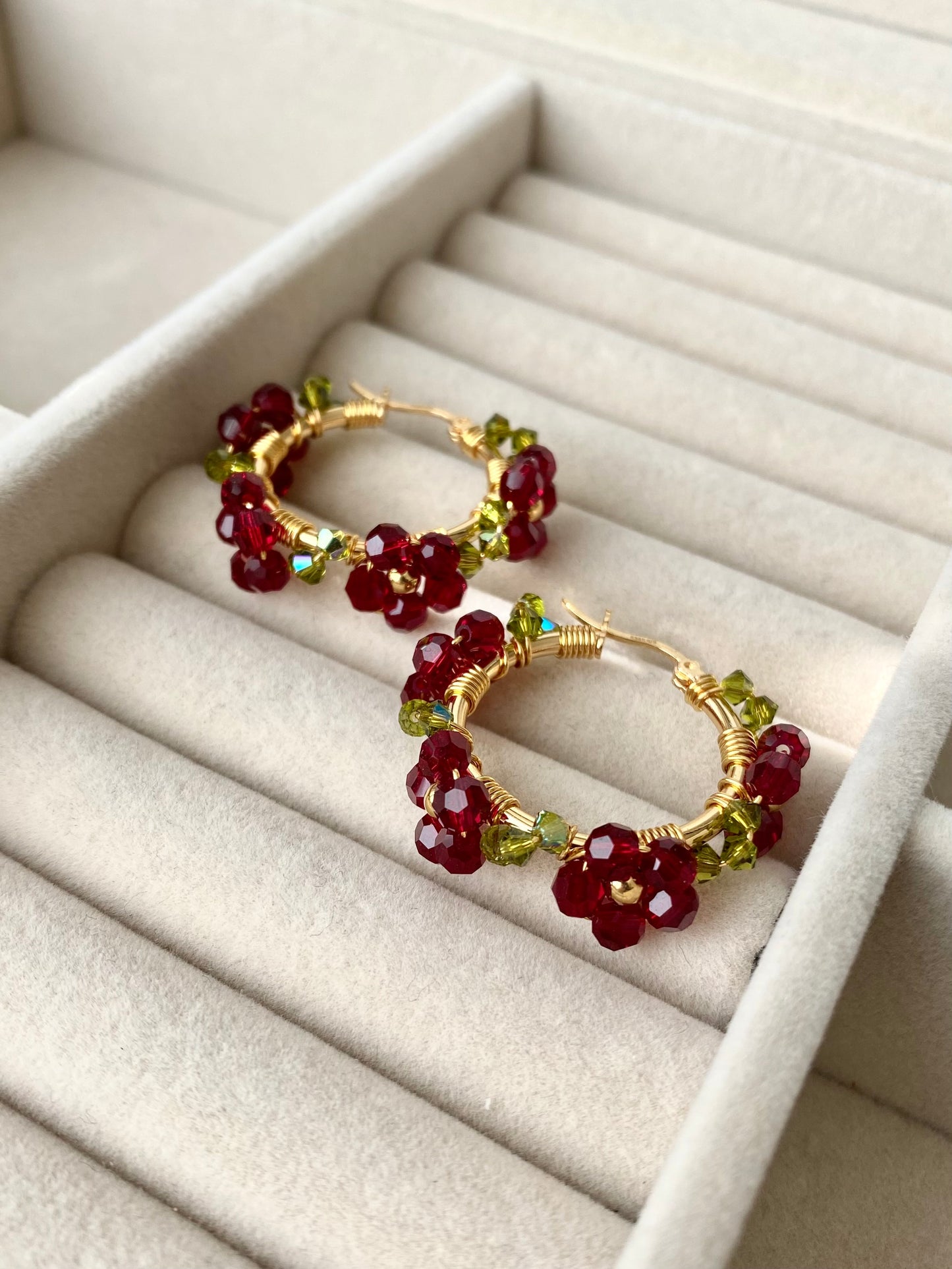 Kristalliniitty-korvakorut, tummanpunainen, kullattu hopea