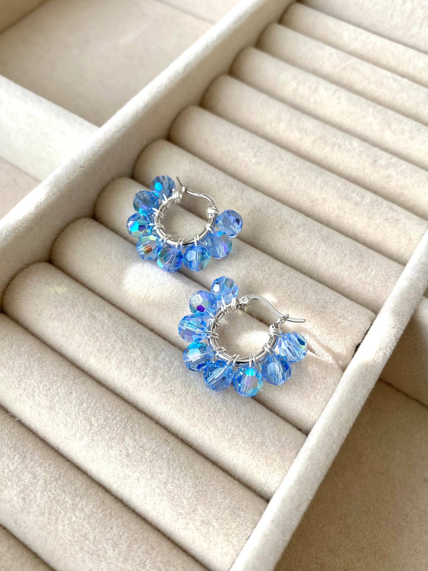 Pikkurenkaat-korvakorut, vaaleansininen, hopea