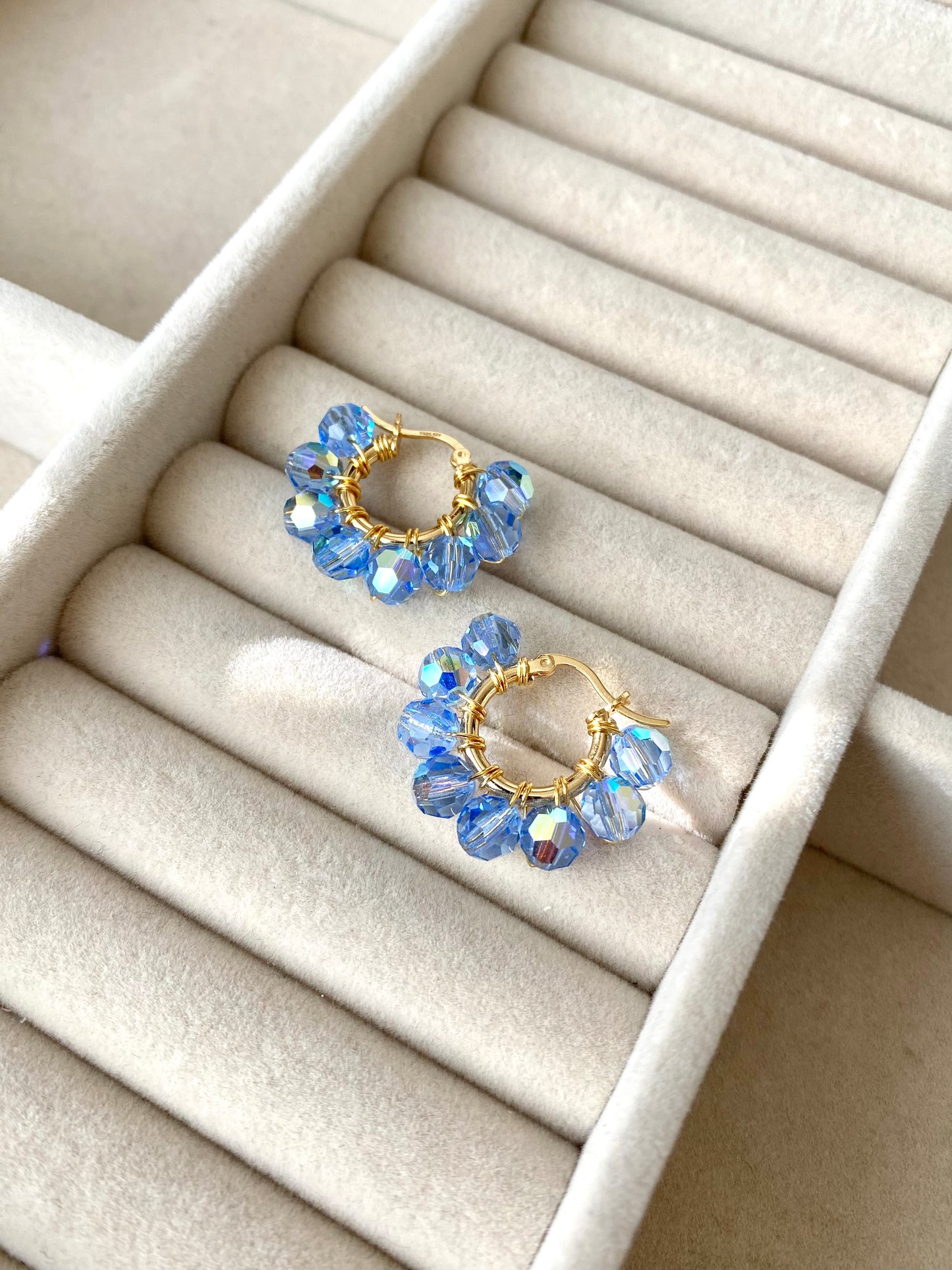 Pikkurenkaat-korvakorut, vaaleansininen, kullattu hopea