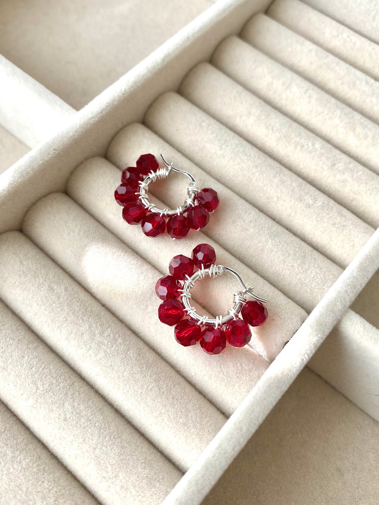 Pikkurenkaat-korvakorut, tummanpunainen, hopea