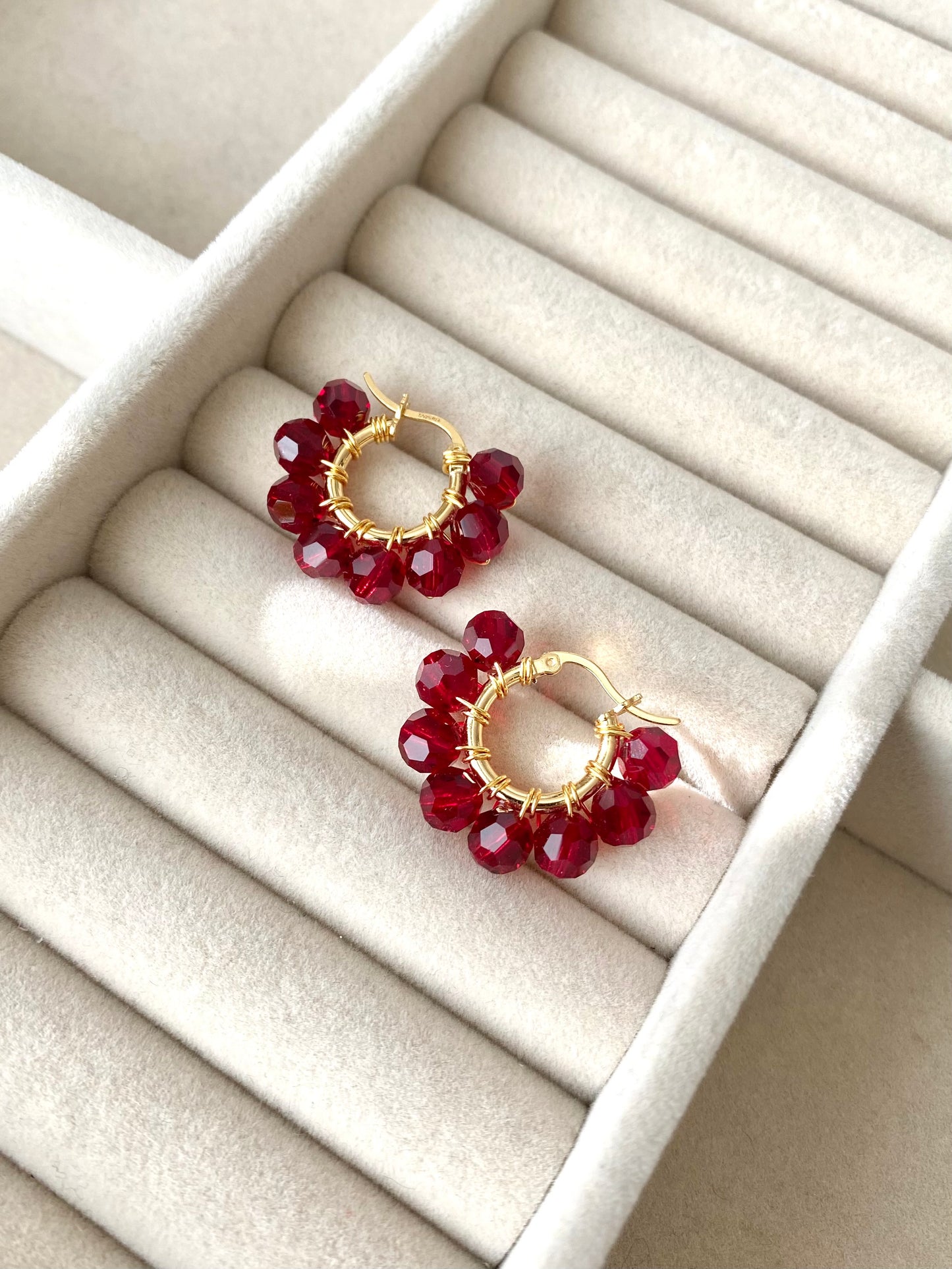 Pikkurenkaat-korvakorut, tummanpunainen, kullattu hopea