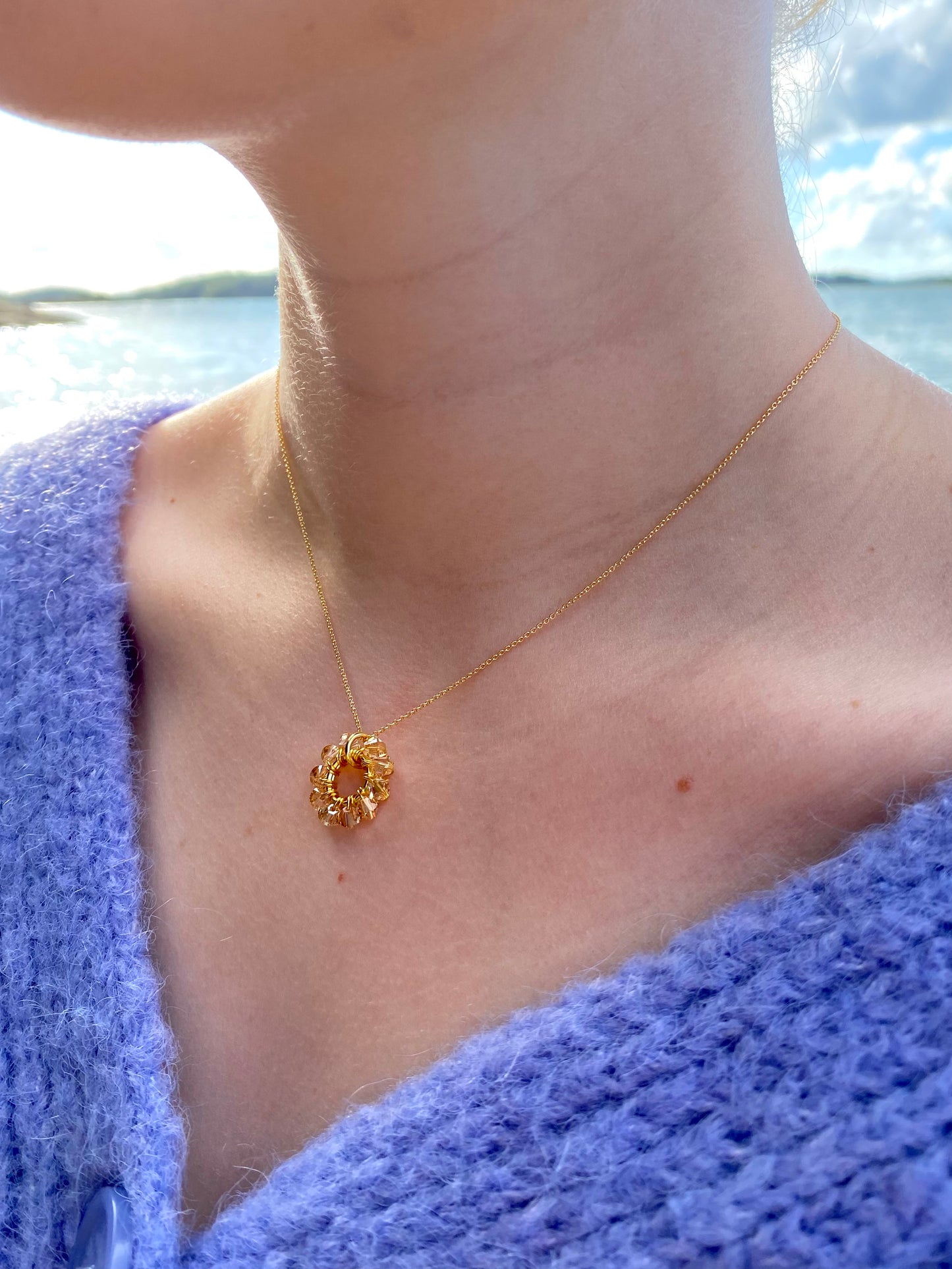 Kultainen beige minimalistinen kaulakoru mallin kaulassa