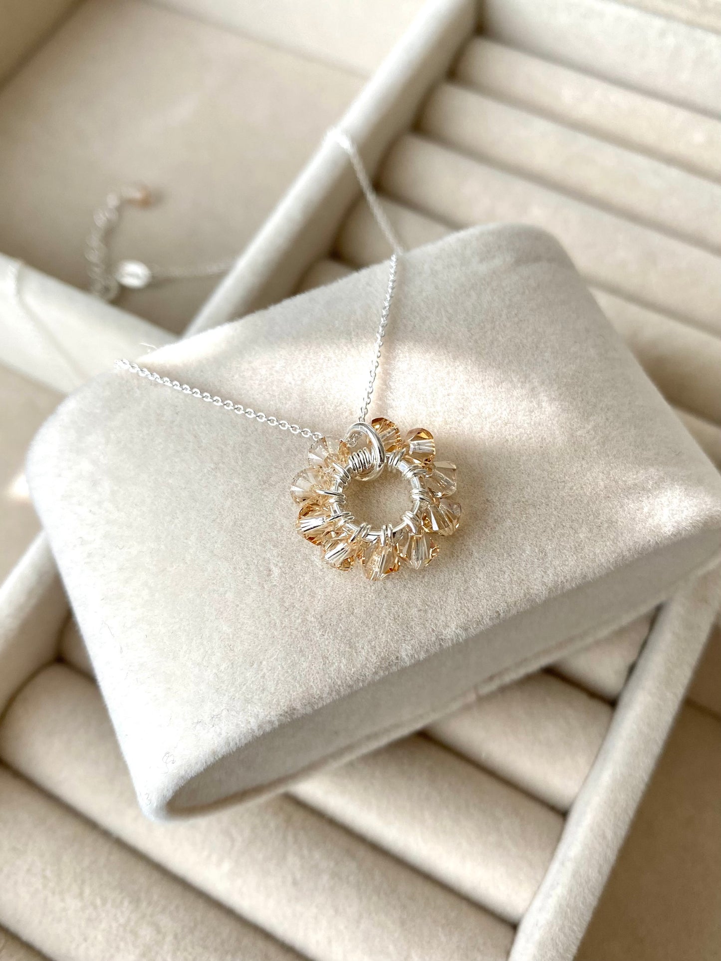 Soolorengas-kaulakoru, beige, hopea