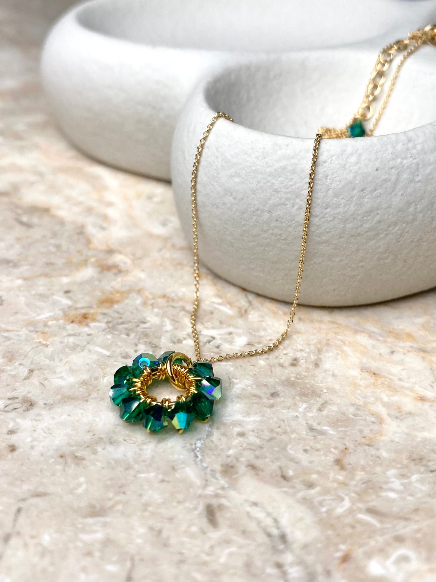 Kullattu hopea tummanvihreä kaulakoru, joka on tehty kristalleista