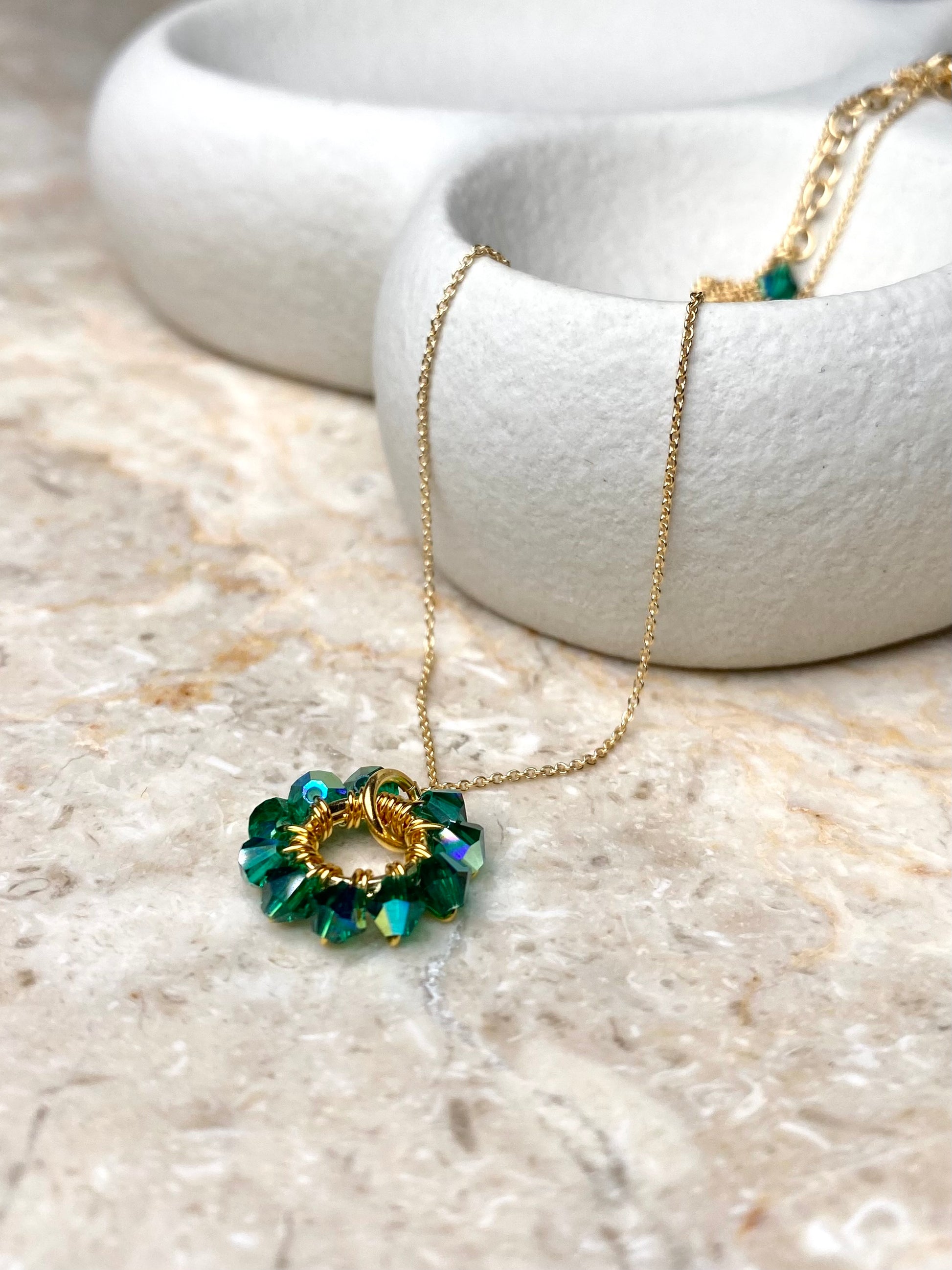 Kullattu hopea tummanvihreä kaulakoru, joka on tehty kristalleista