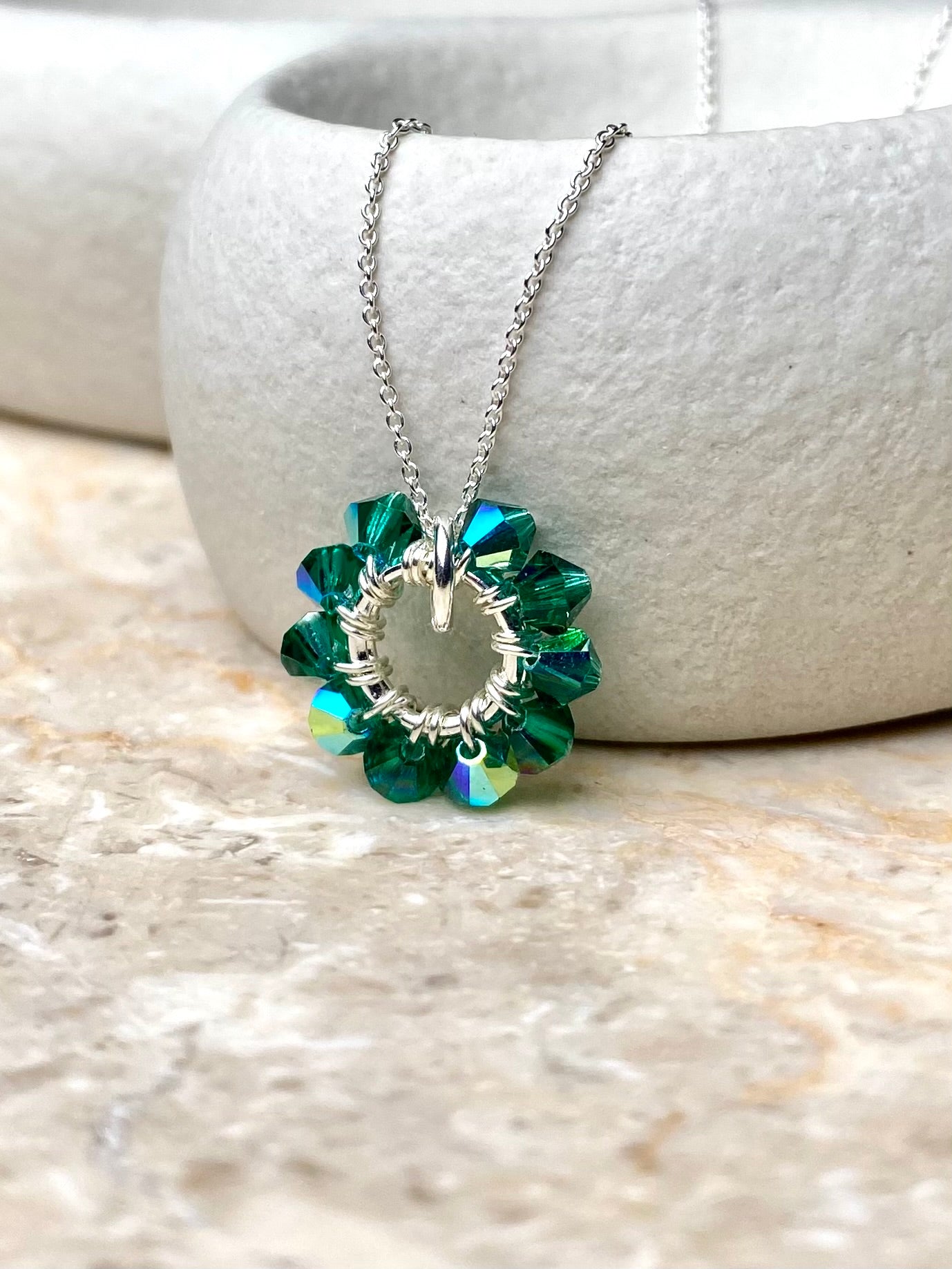 Siro hopeinen tummanvihreä kaulakoru