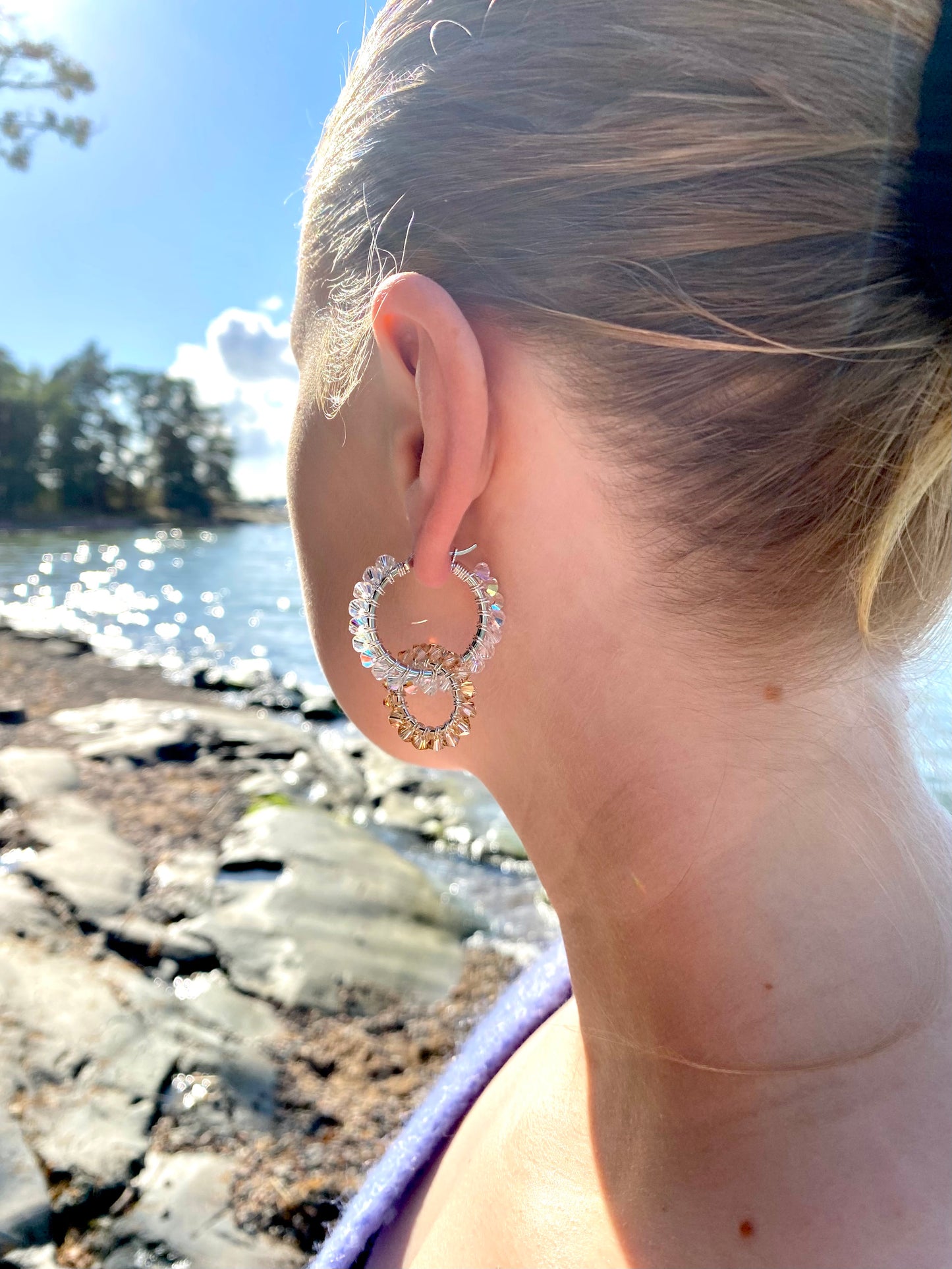 Hopeat näyttävät korvakorut, kirkas ja beige kristalli