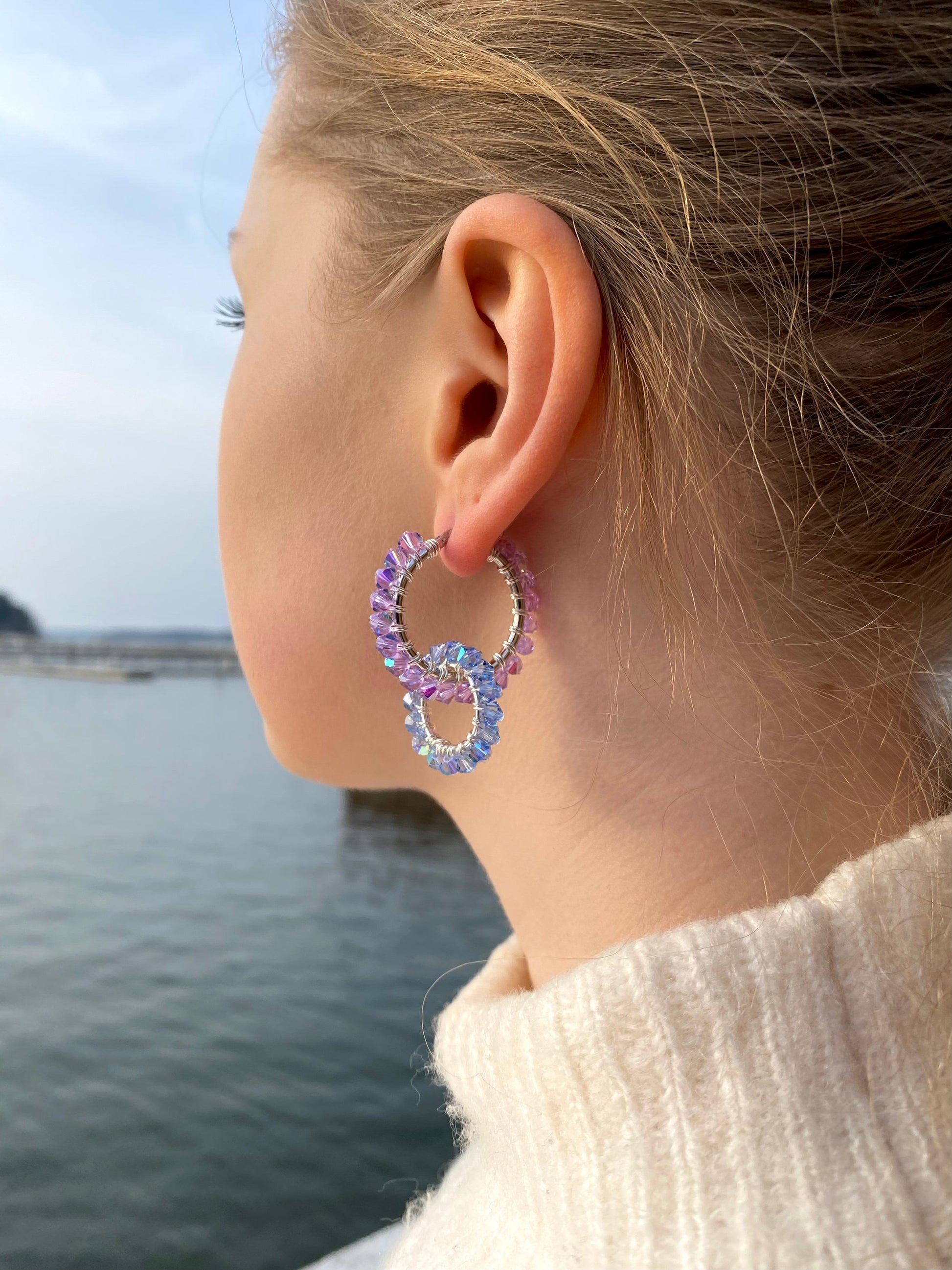 Laventelin ja vaaleansinisen väriset hopeakorvakorut