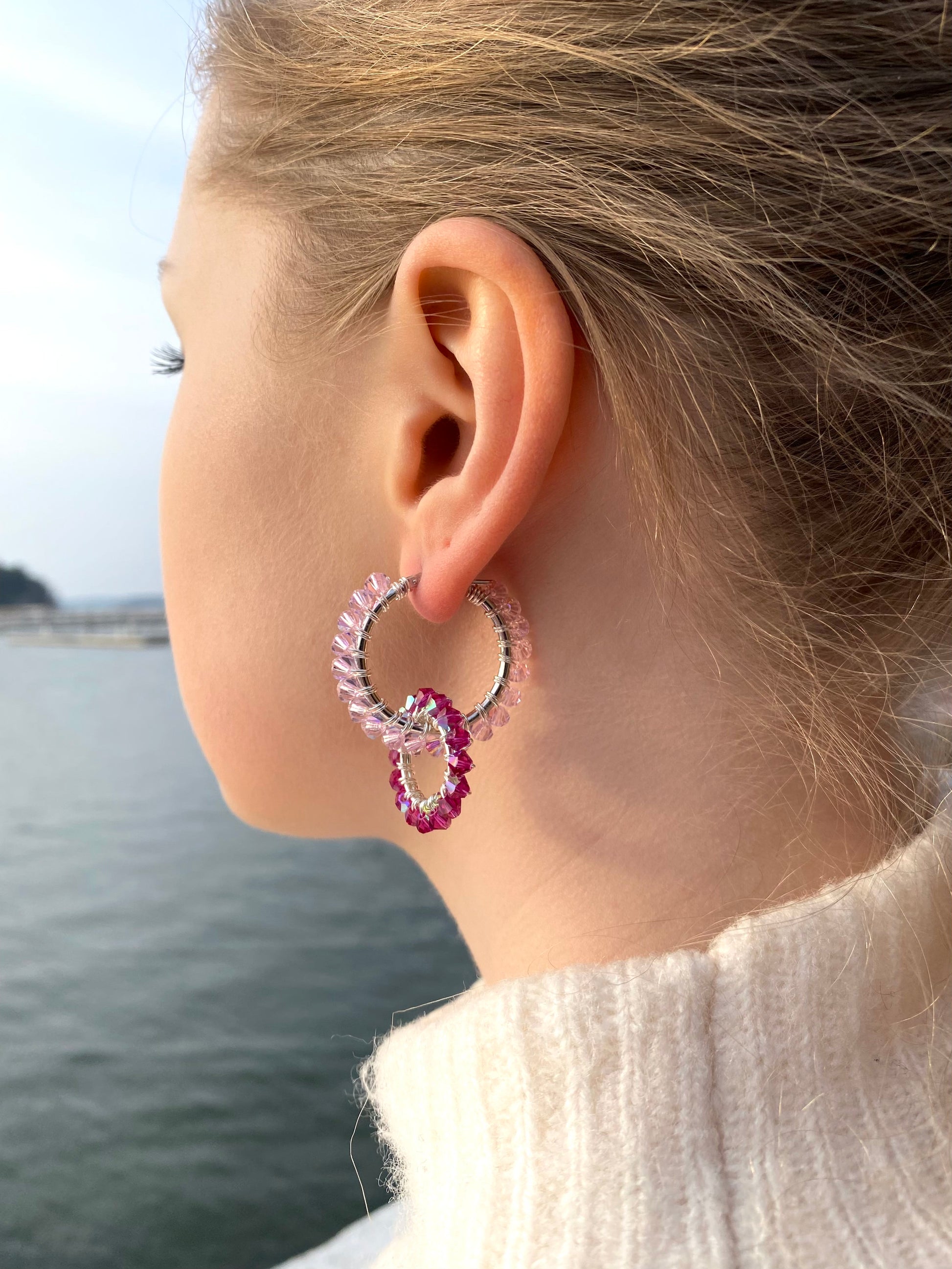 Vaaleanpunaiset ja pinkit riipuskorvakorut, hopea