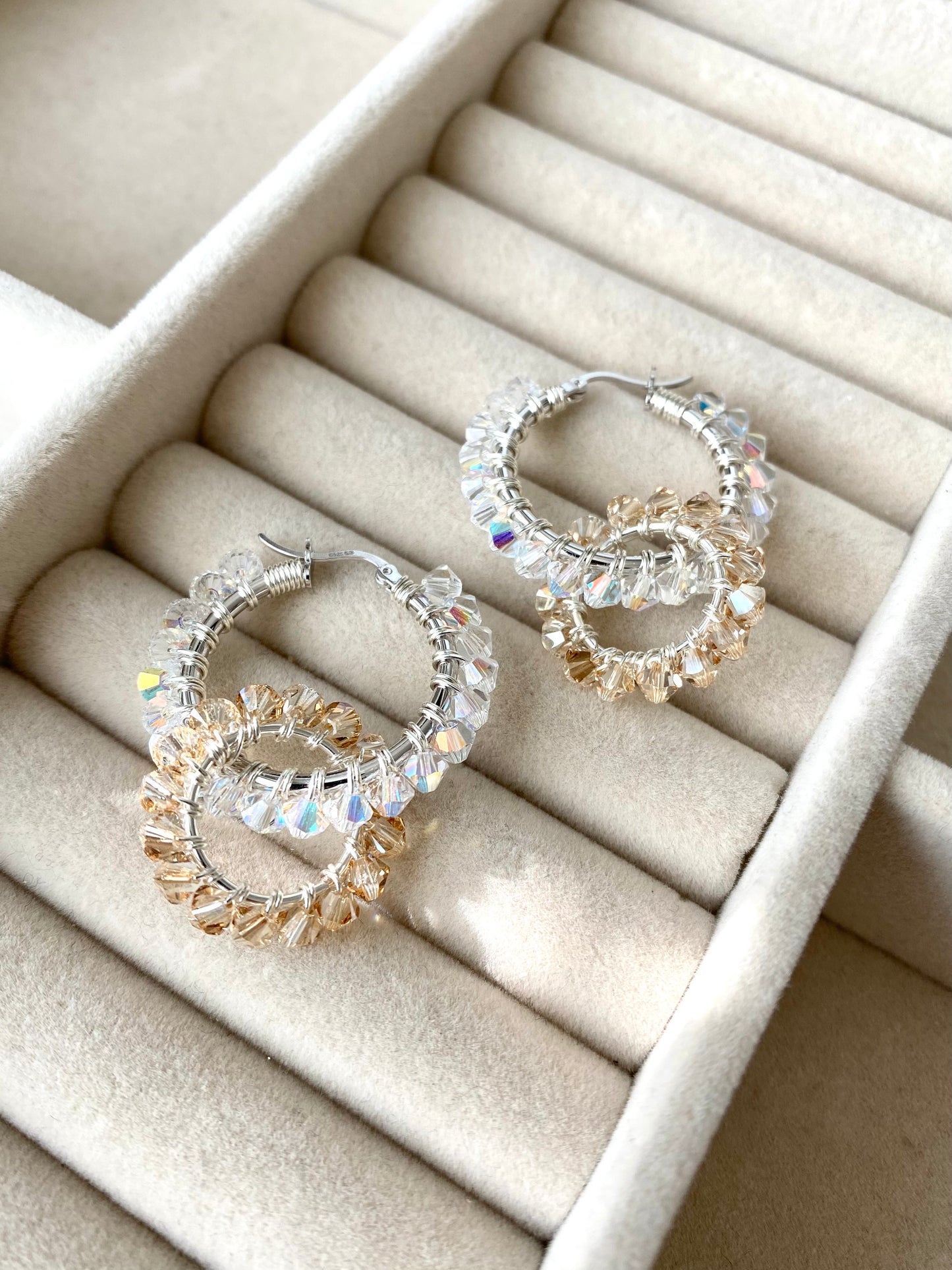 Tuplarenkaat-korvakorut, beige, hopea