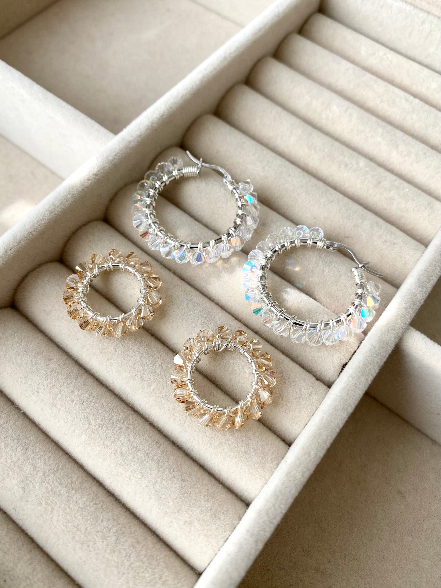 Tuplarenkaat-korvakorut, beige, hopea