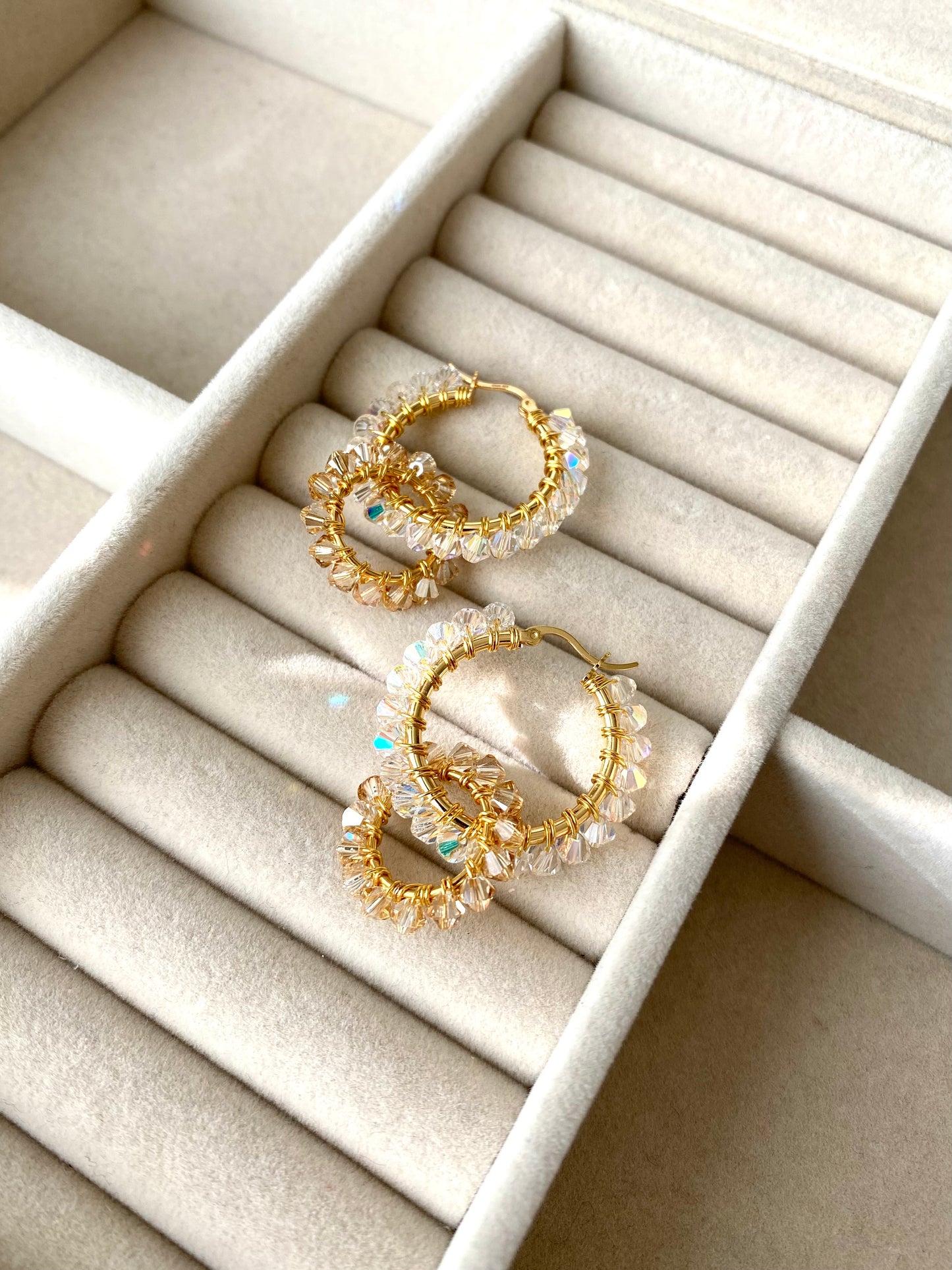 Tuplarenkaat-korvakorut, beige, kullattu hopea