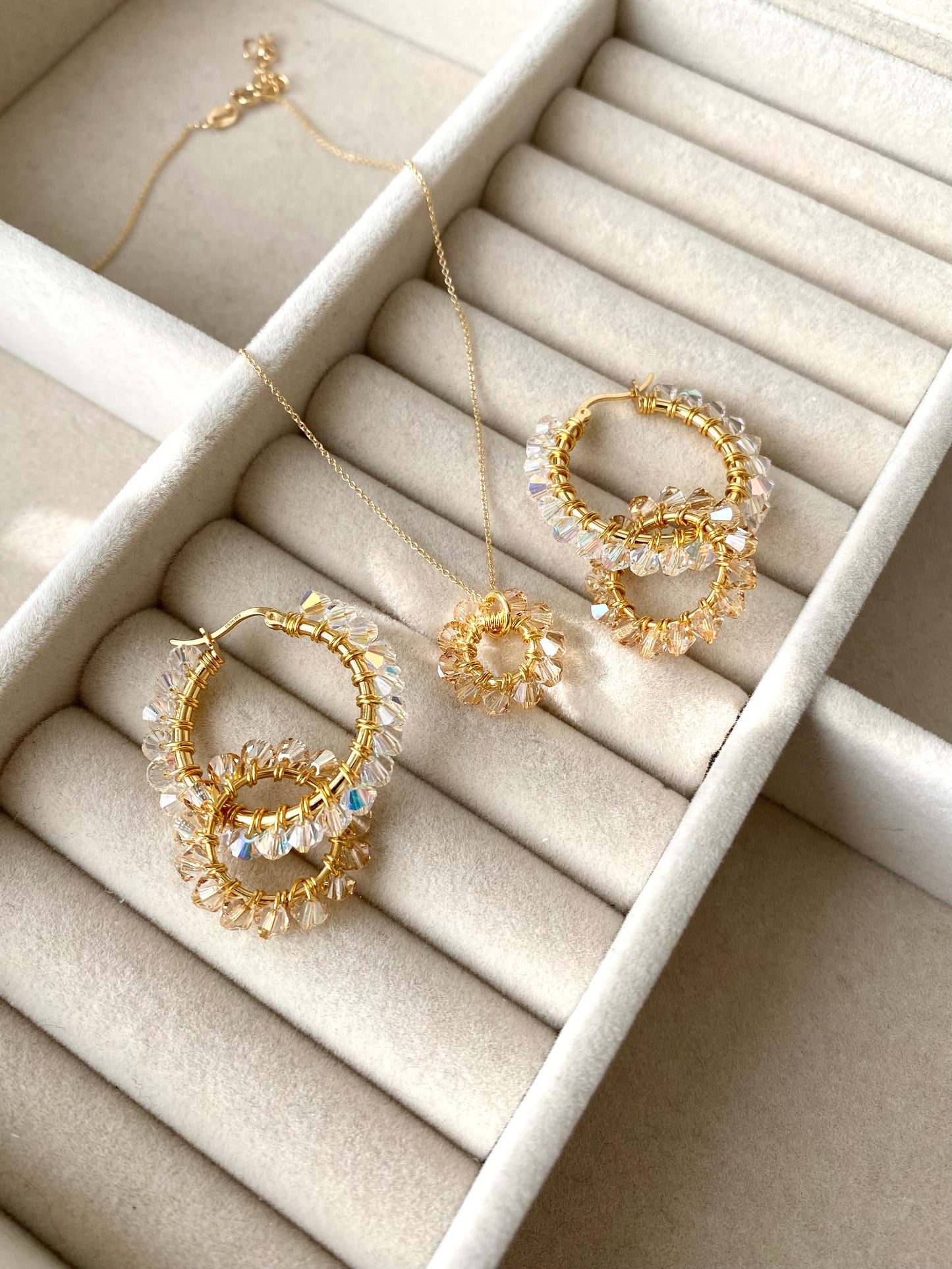 Tuplarenkaat-korvakorut, beige, kullattu hopea