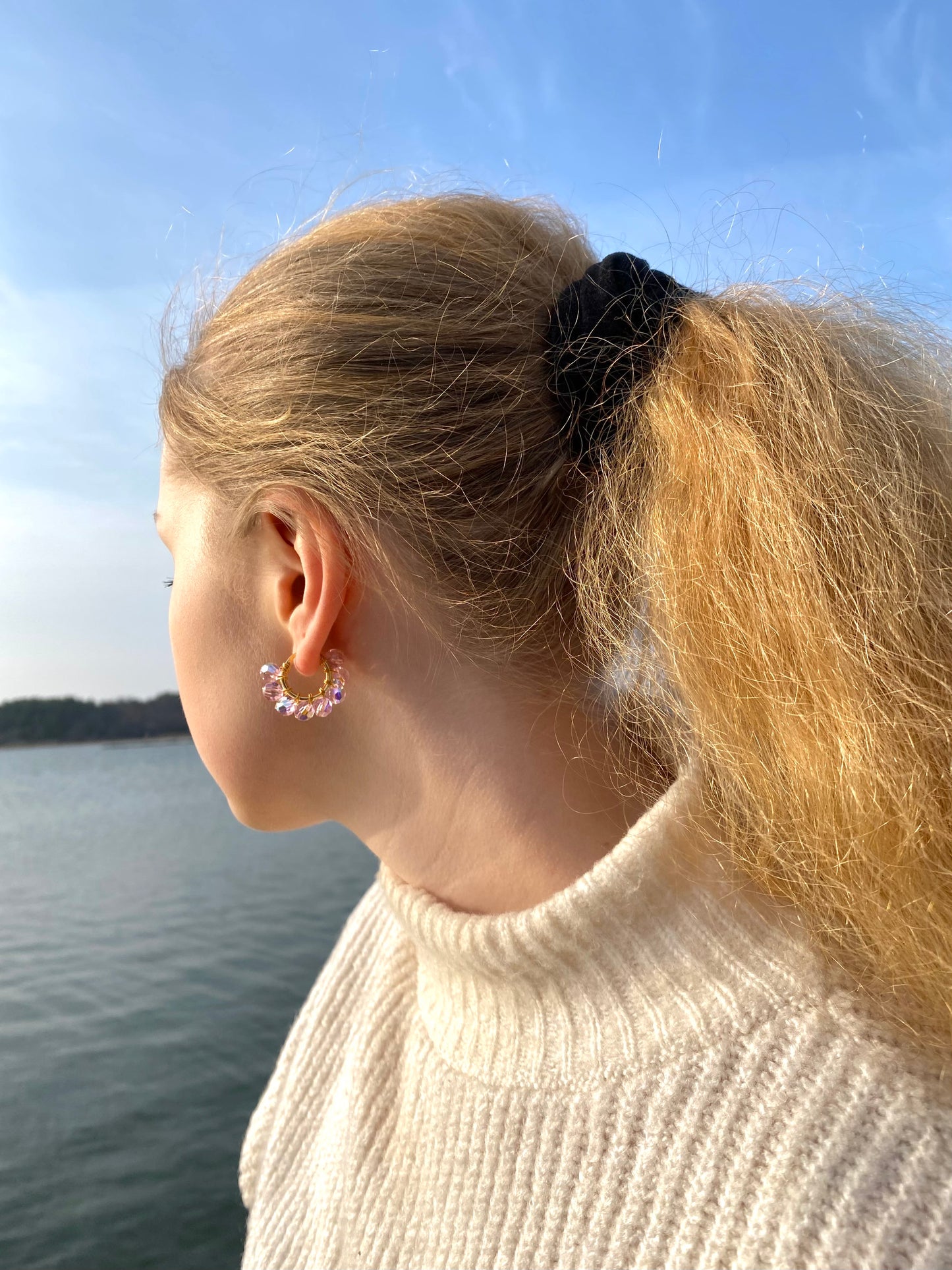 Pienet vaaleanpunaiset korvakorut