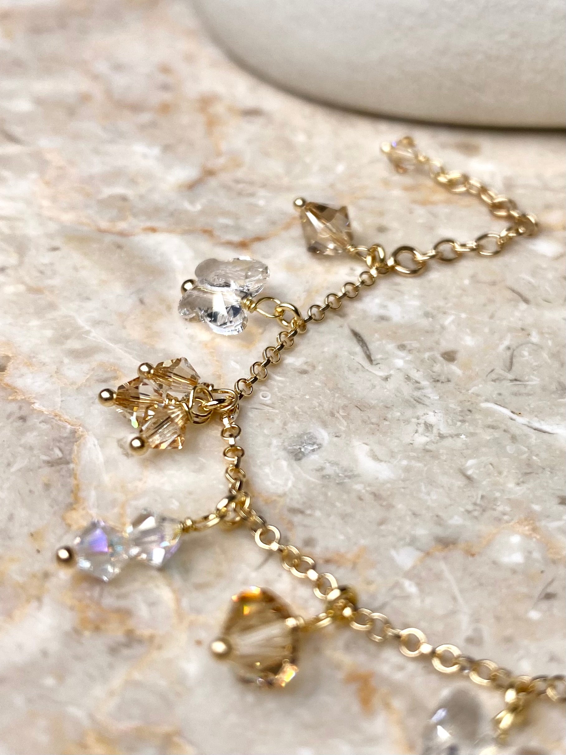 Lähikuva kultaisen rannekorun yksityiskohdista