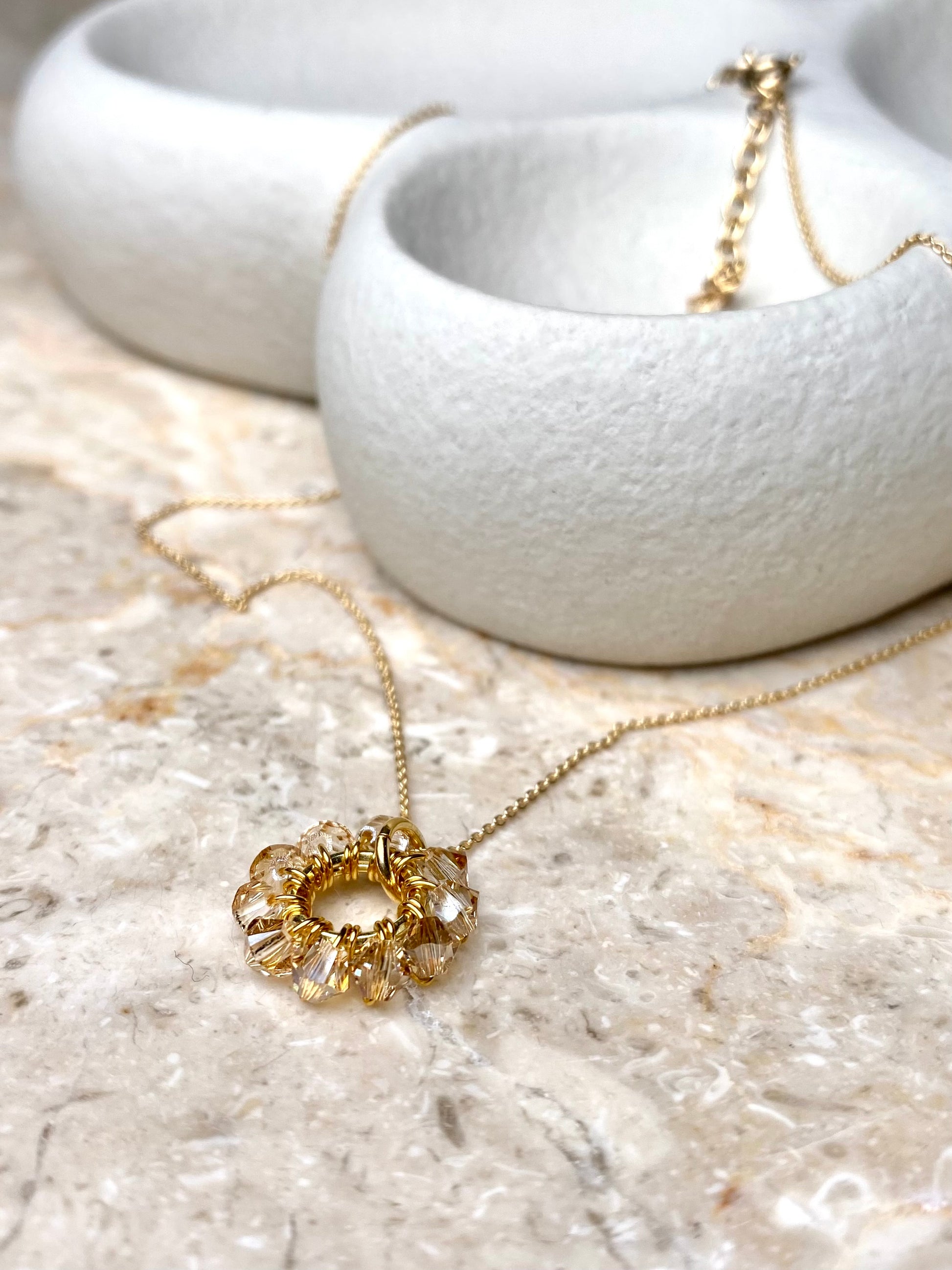 Minimalistinen beige kaulakoru, joka on tehty kullatusta hopeasta, Ronja Selina