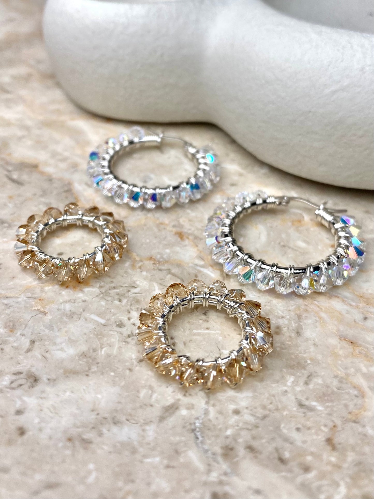 Sampanjan väriset korvakorut irrotettavalla riipuksella