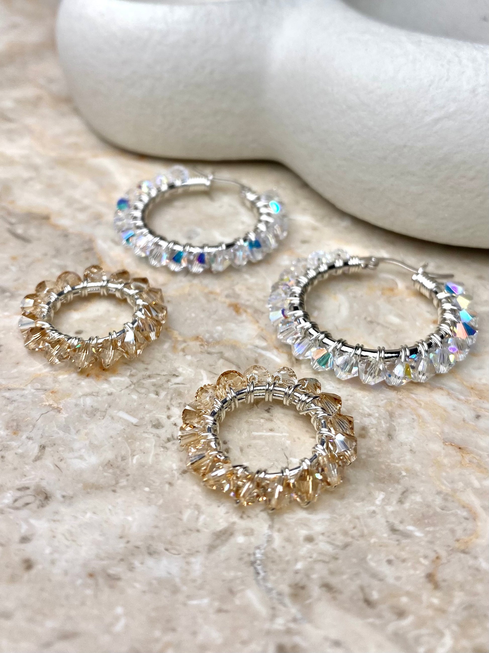 Sampanjan väriset korvakorut irrotettavalla riipuksella