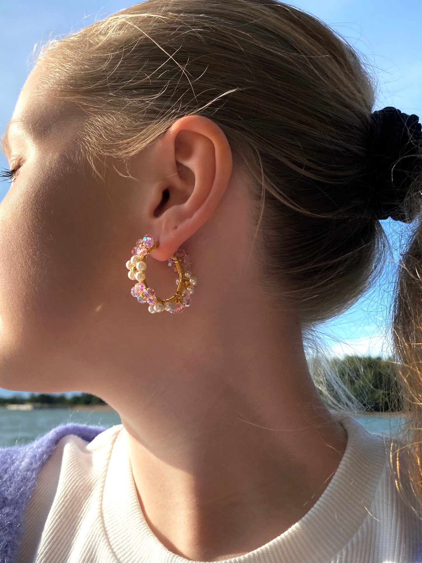 Kukkakorvakorut mallin korvassa