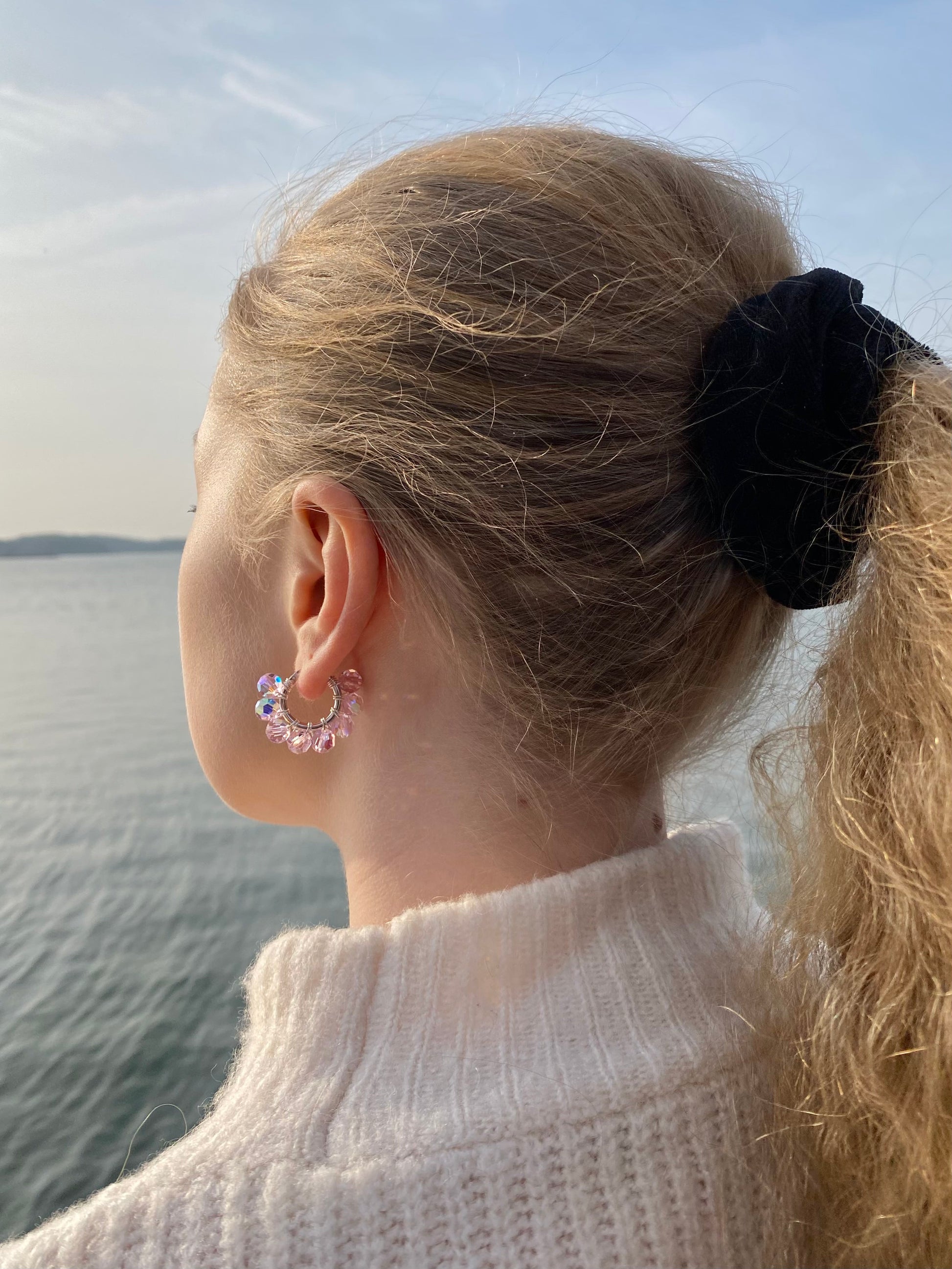 Hopeiset vaaleanpunaiset korvakorut