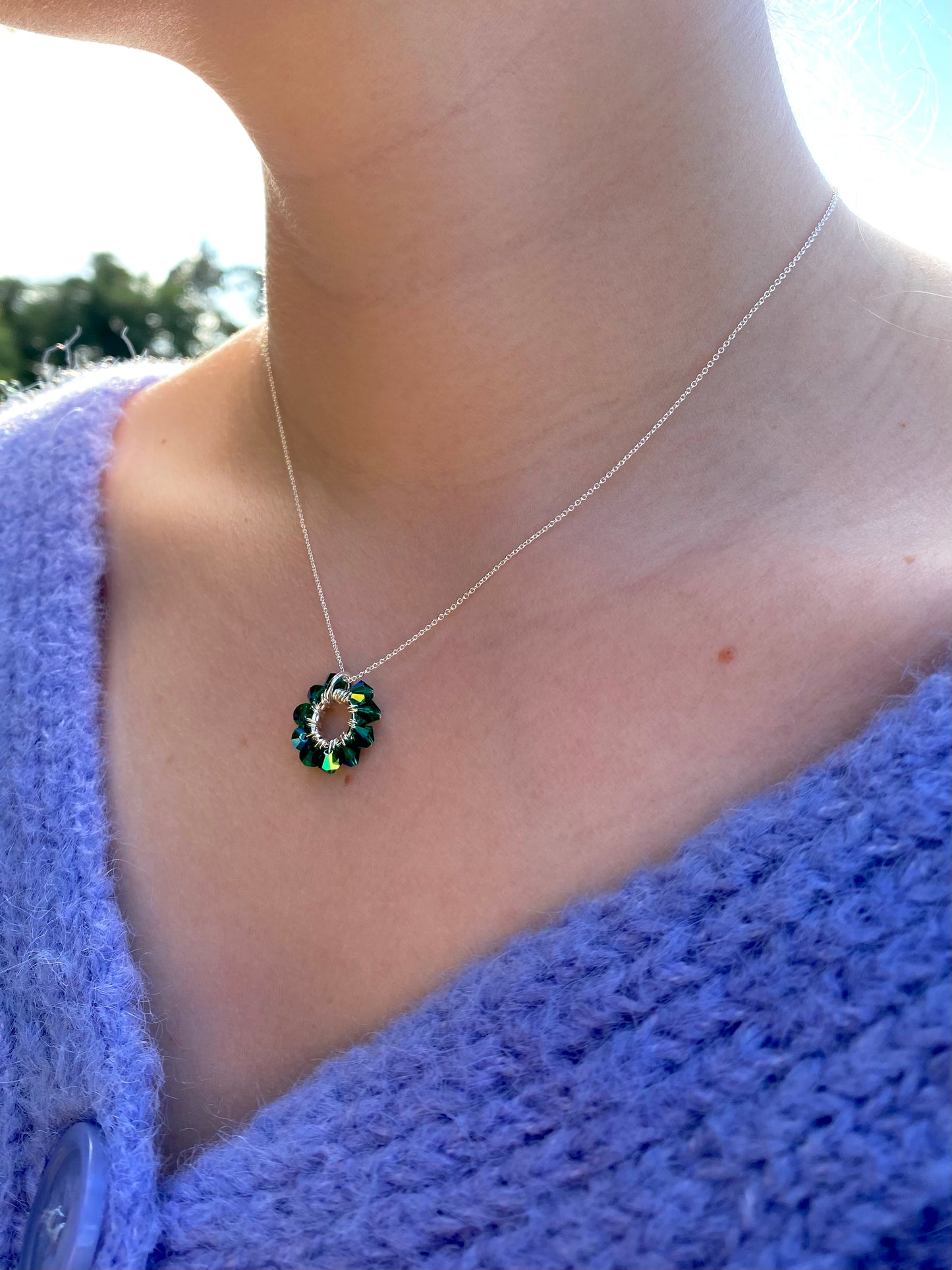 Minimalistinen tummanvihreä hopeinen kaulakoru mallin kaulassa