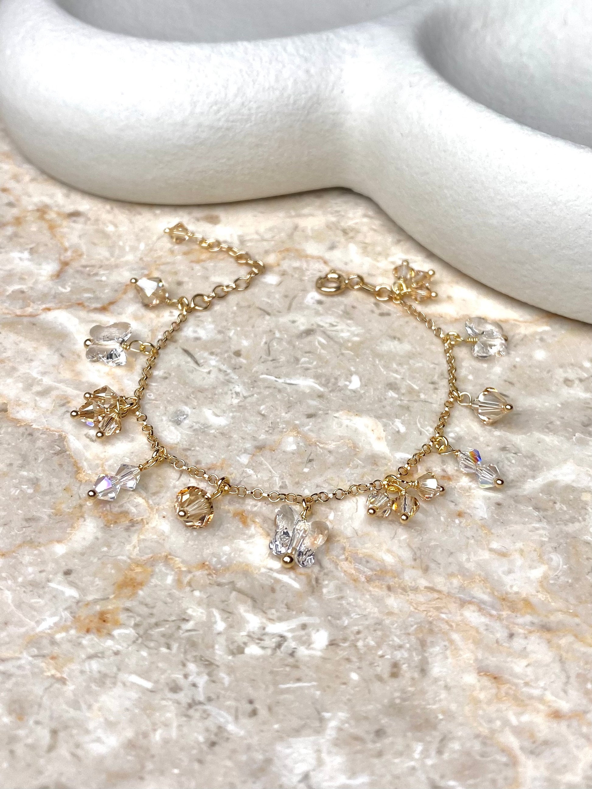 Käsintehty rannekoru kullatusta hopeasta beigeillä kristalleilla