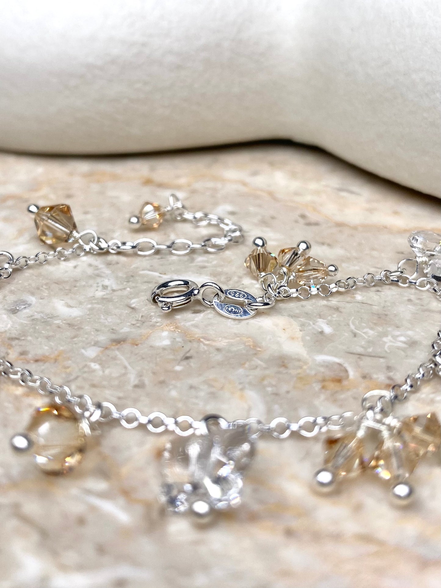 Lähikuva kierrätyshopeasta tehdystä rannekorusta