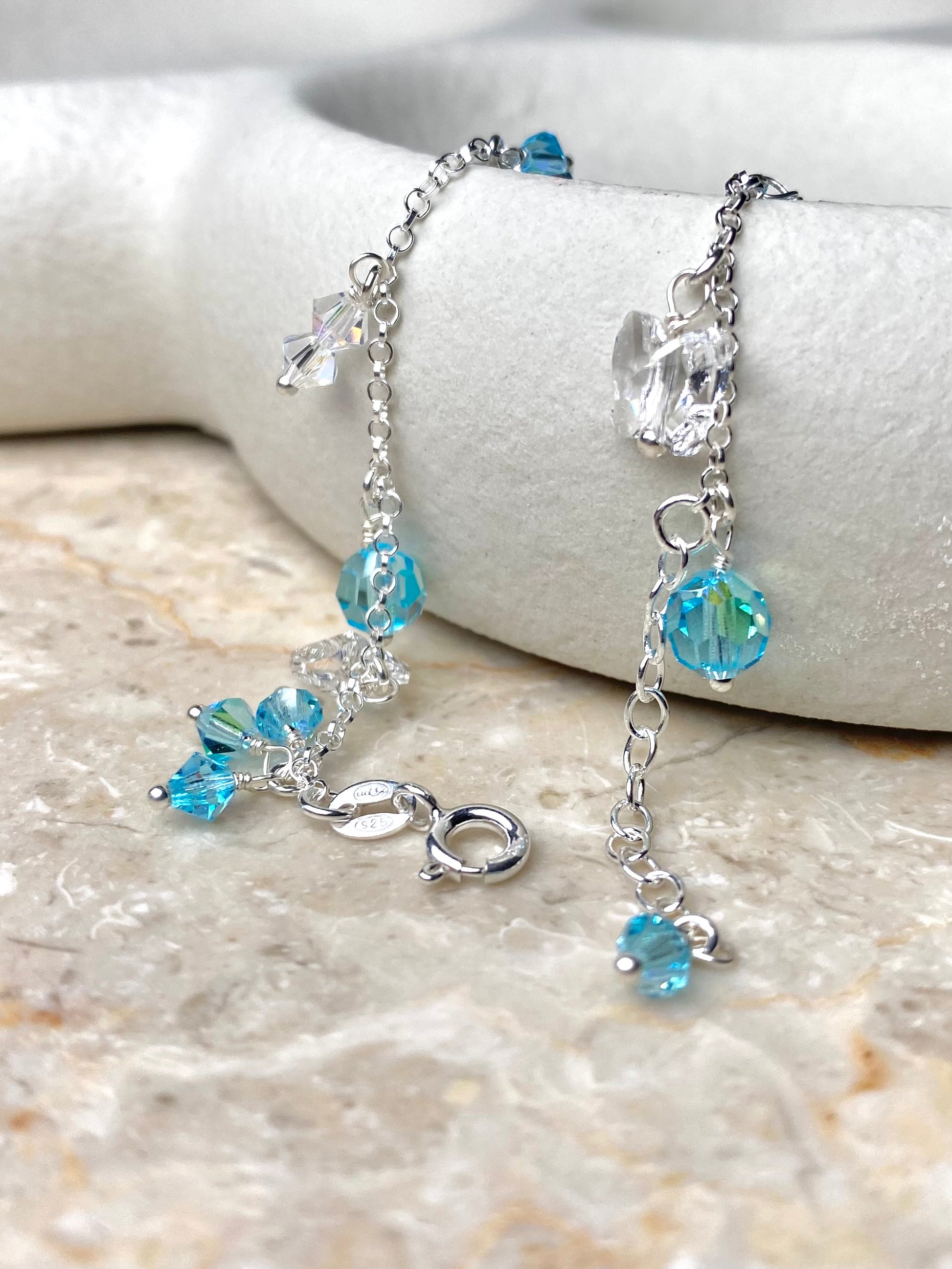 Hopeinen rannekoru turkooseilla yksityiskohdilla