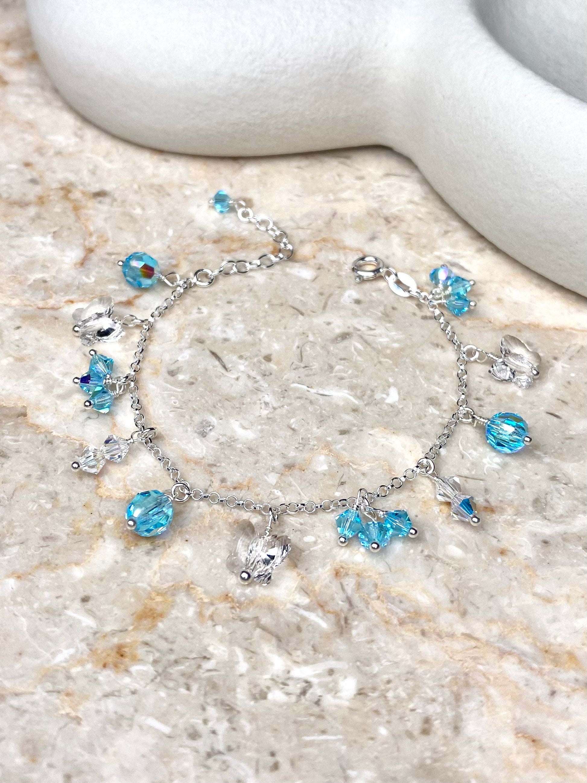 Turkoosi hopeinen rannekoru kristallikoristeilla