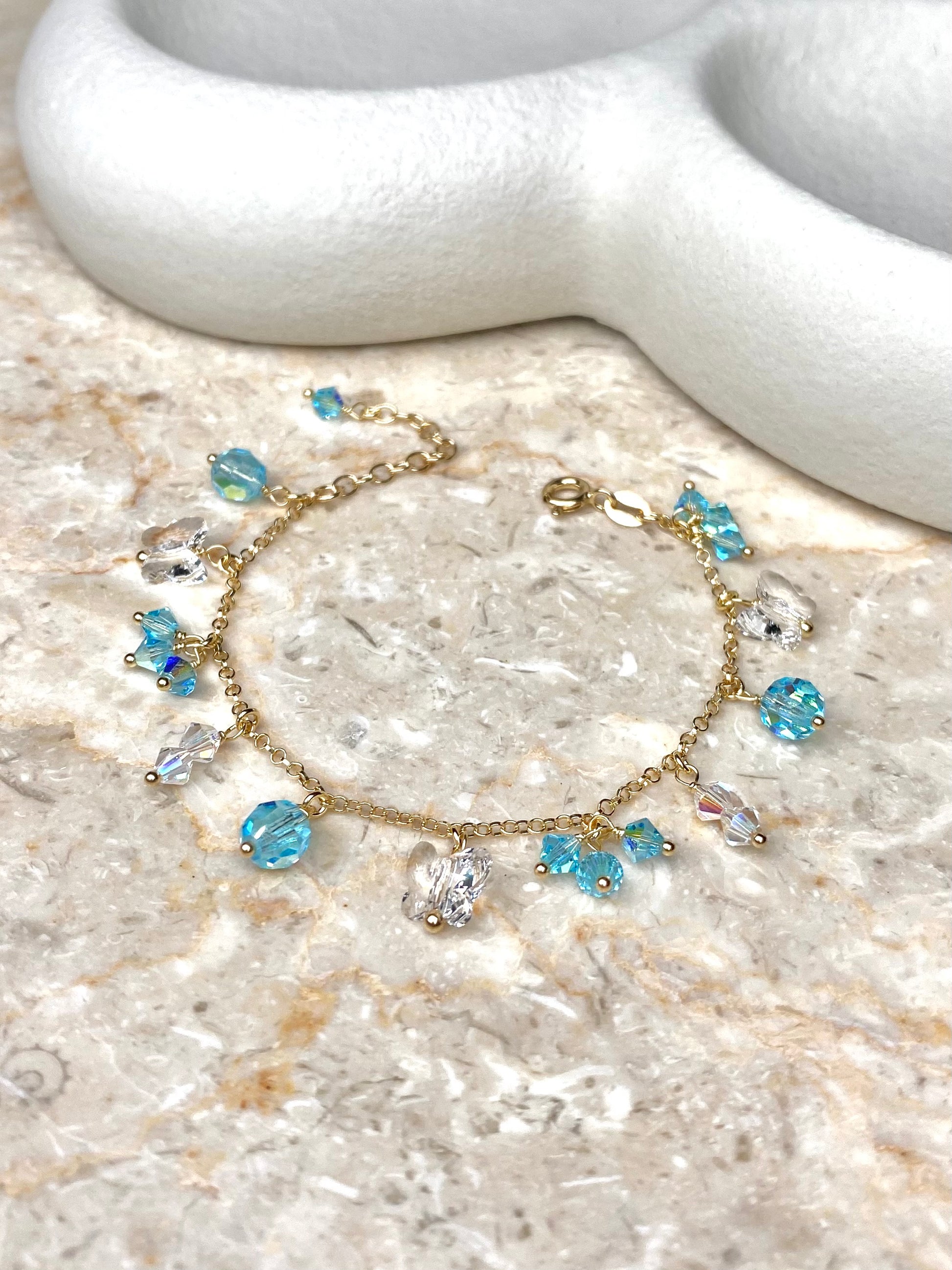 Turkoosi rannekoru, joka on tehty kullatusta hopeasta