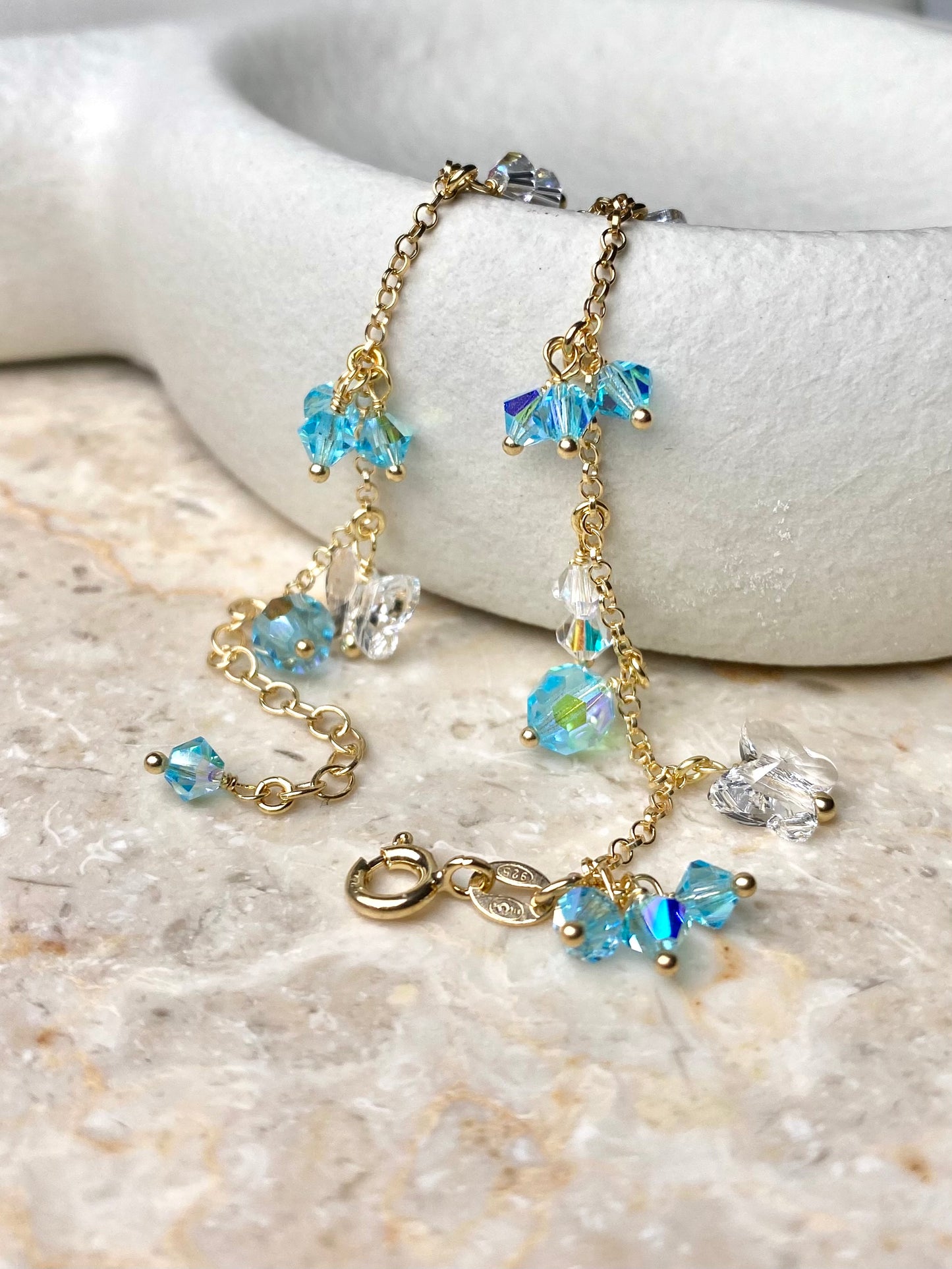 Kullattu hopeinen rannekoru, jossa turkooseja yksityiskohtia