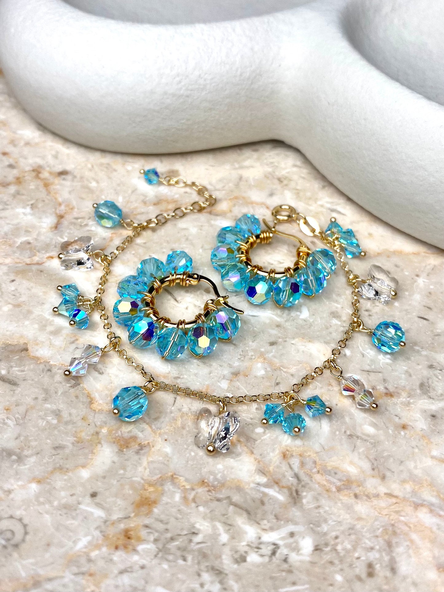 Kullattu hopea korusetti, jossa turkoosit korvakorut ja turkoosi rannekoru