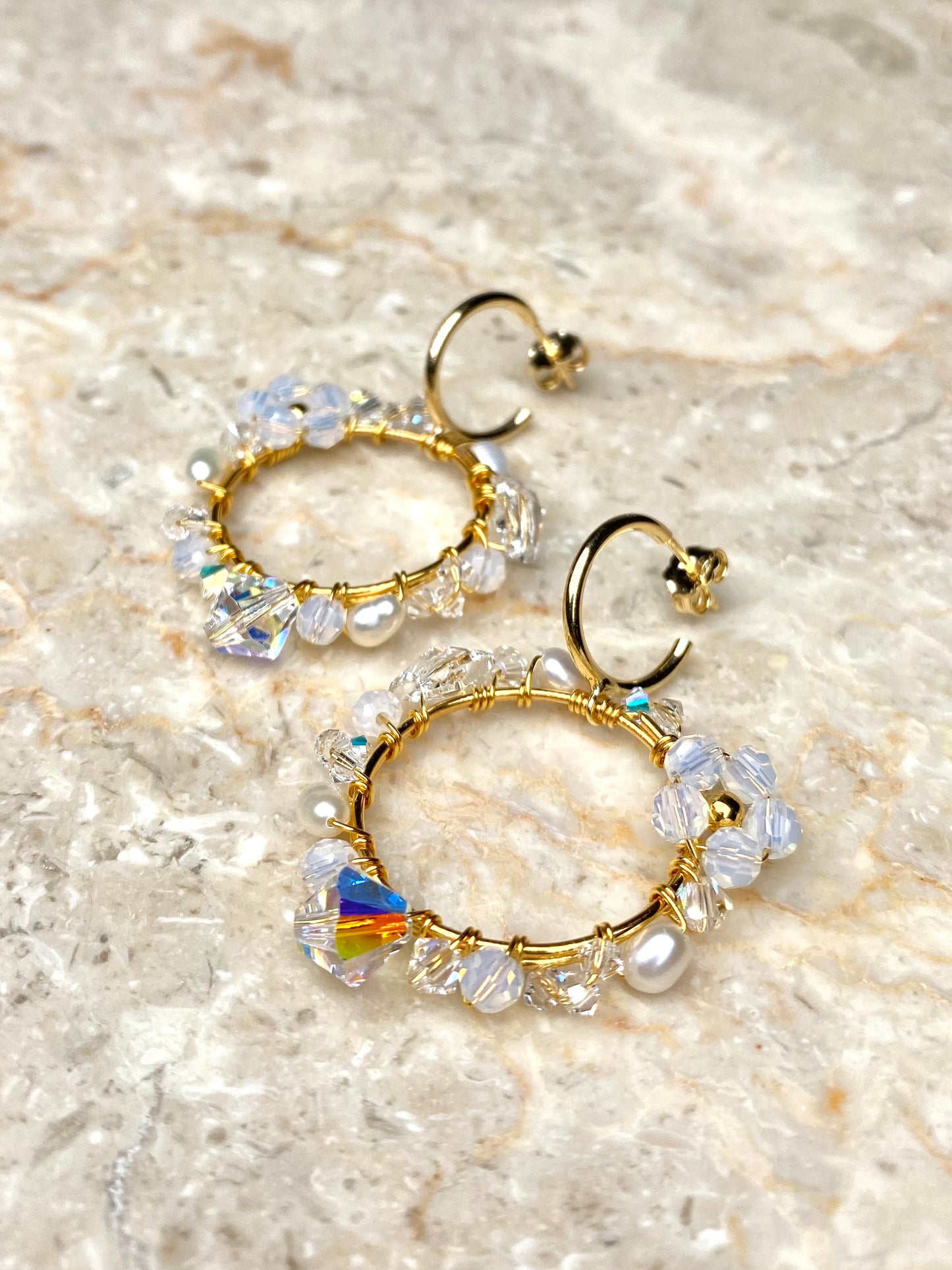 Näyttävät valkoiset korvakorut kullatusta hopeasta